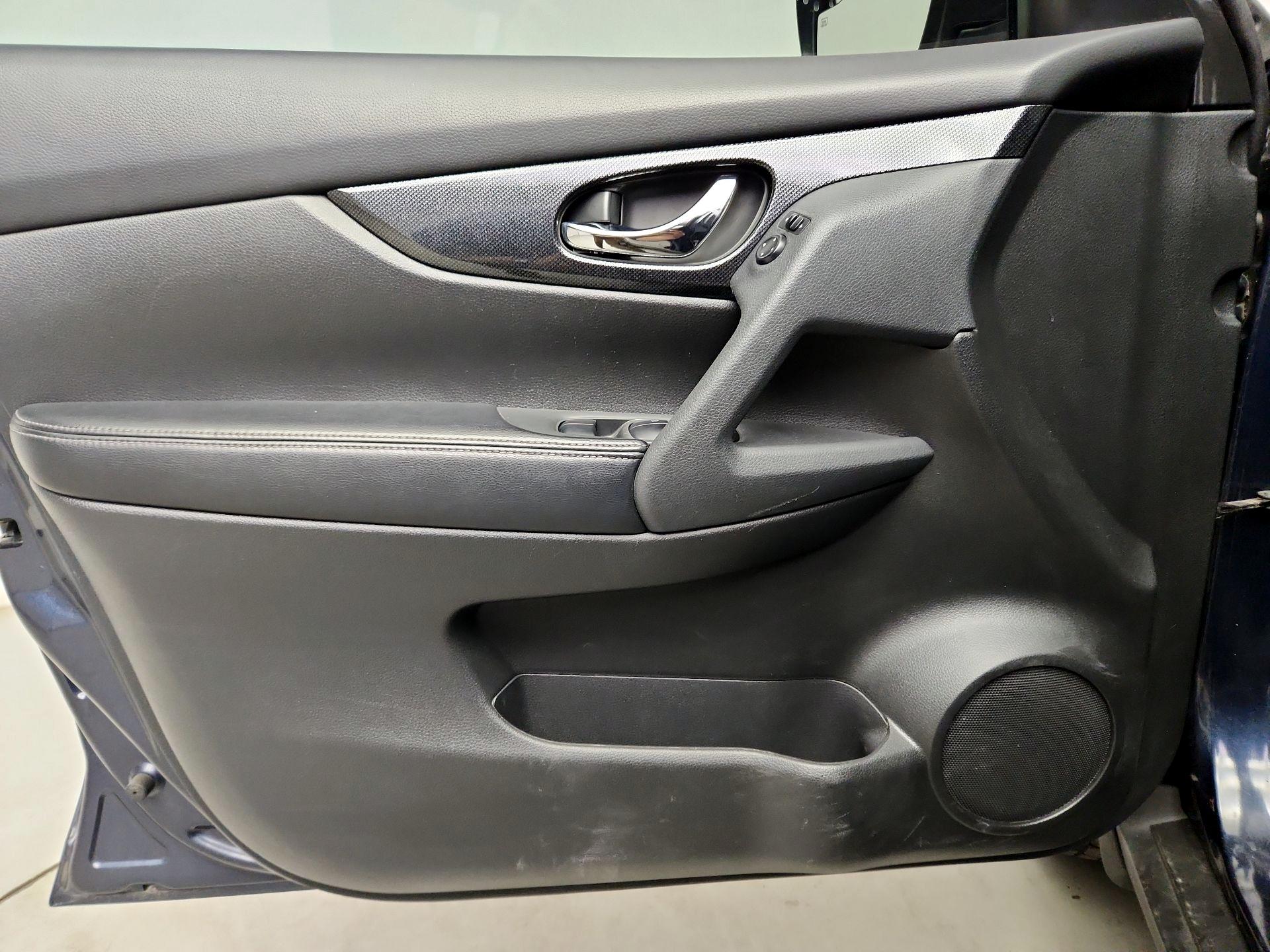 Thumbnail: 2015 Nissan Rogue - 12