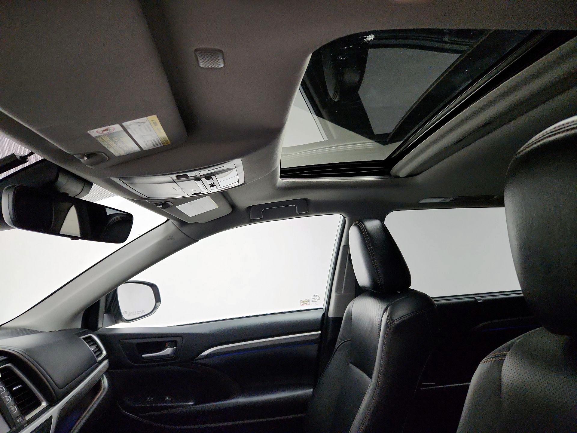 Thumbnail: 2018 Toyota Highlander - 20