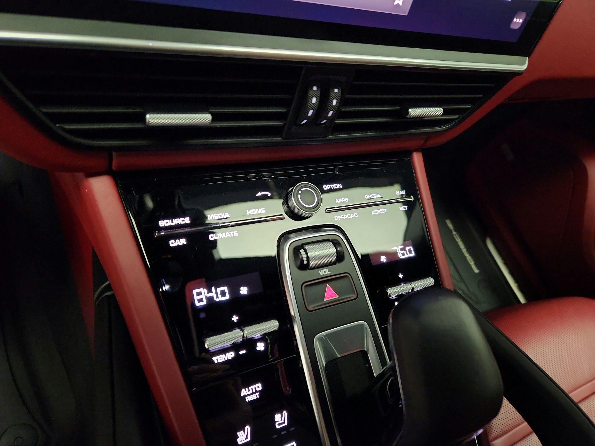 Thumbnail: 2023 Porsche Cayenne - 17