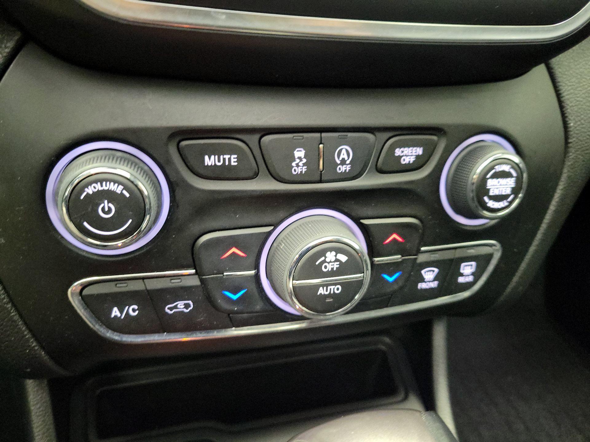 Thumbnail: 2022 Jeep Cherokee - 16