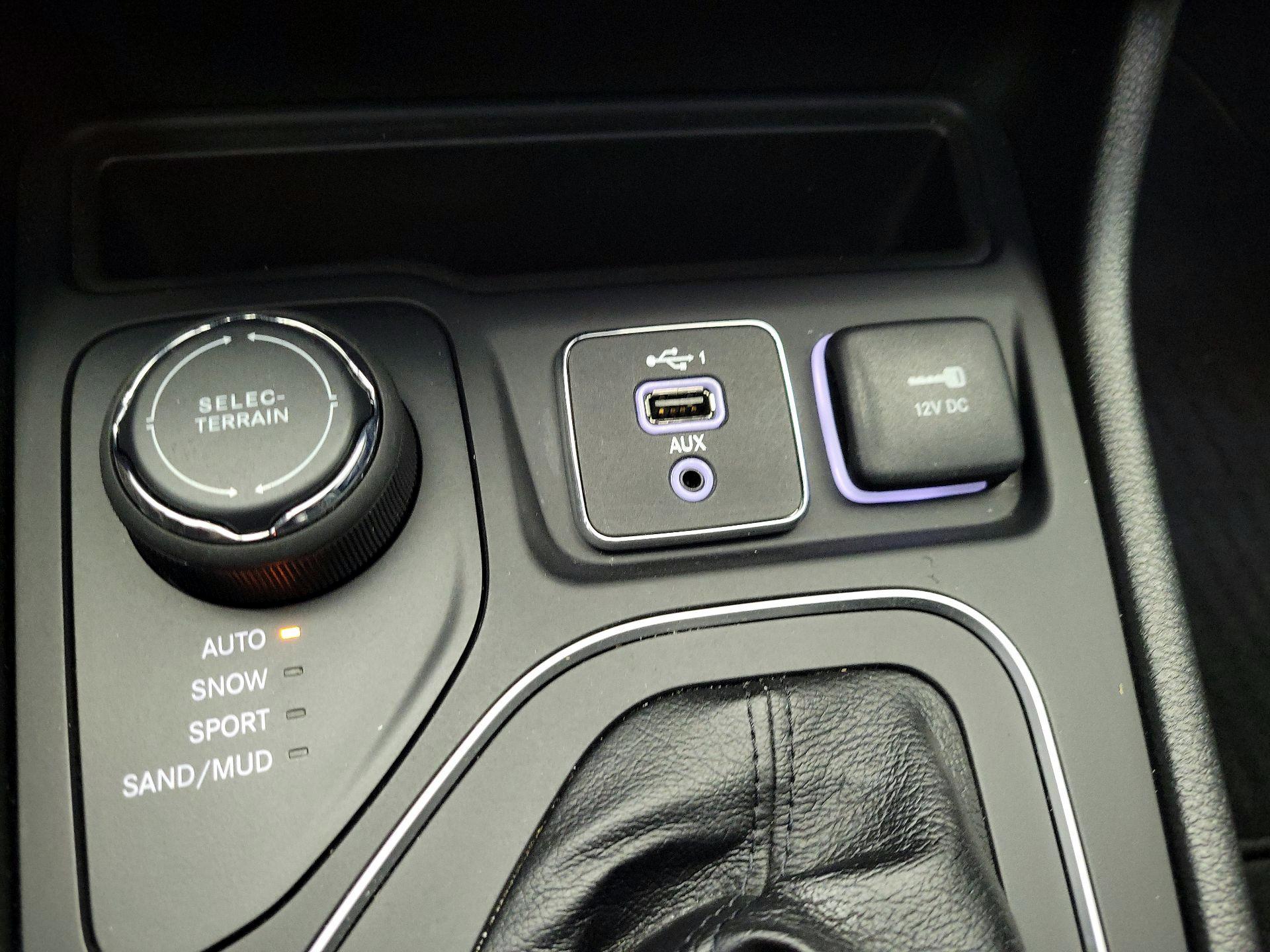 Thumbnail: 2022 Jeep Cherokee - 18