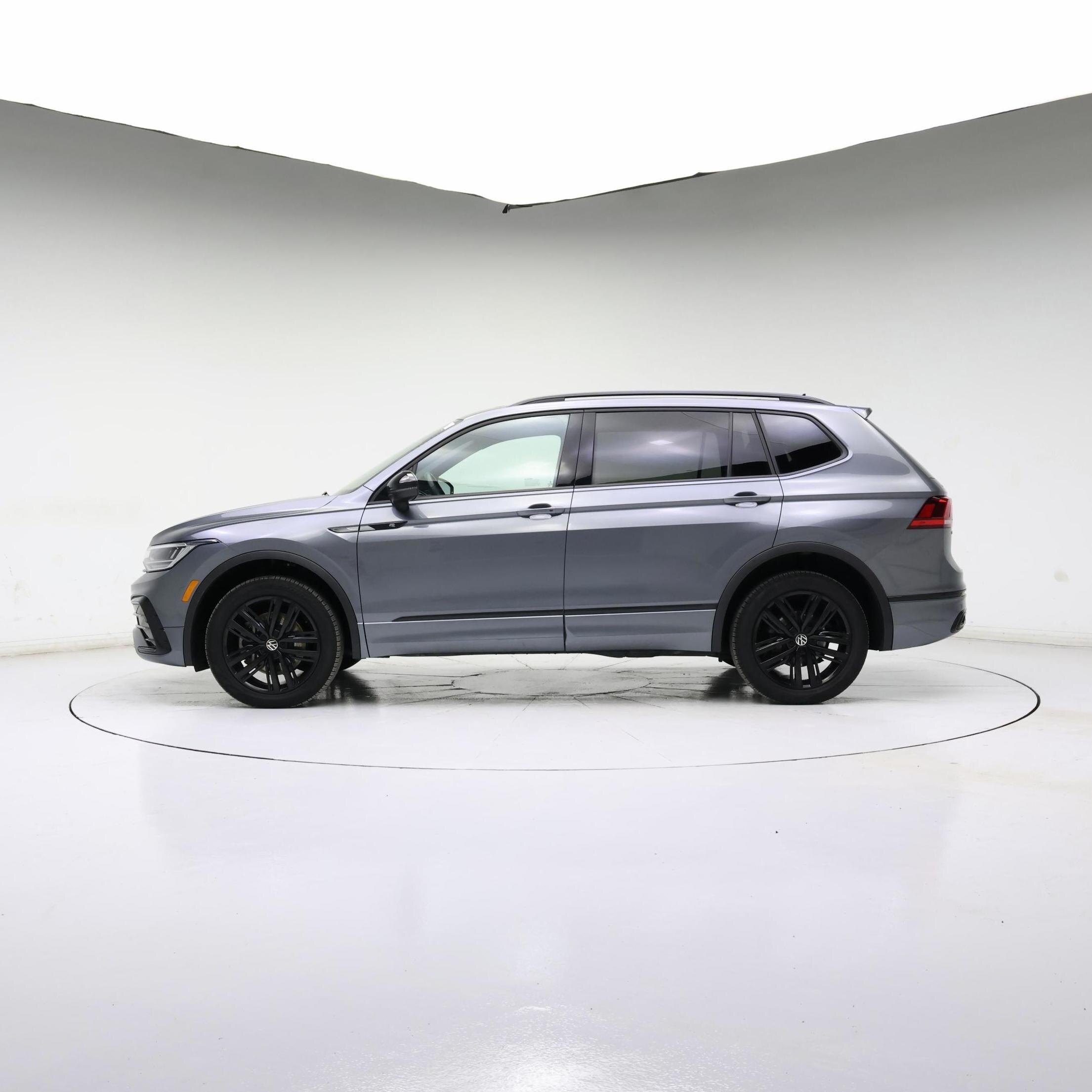 Thumbnail: 2022 Volkswagen Tiguan - 3