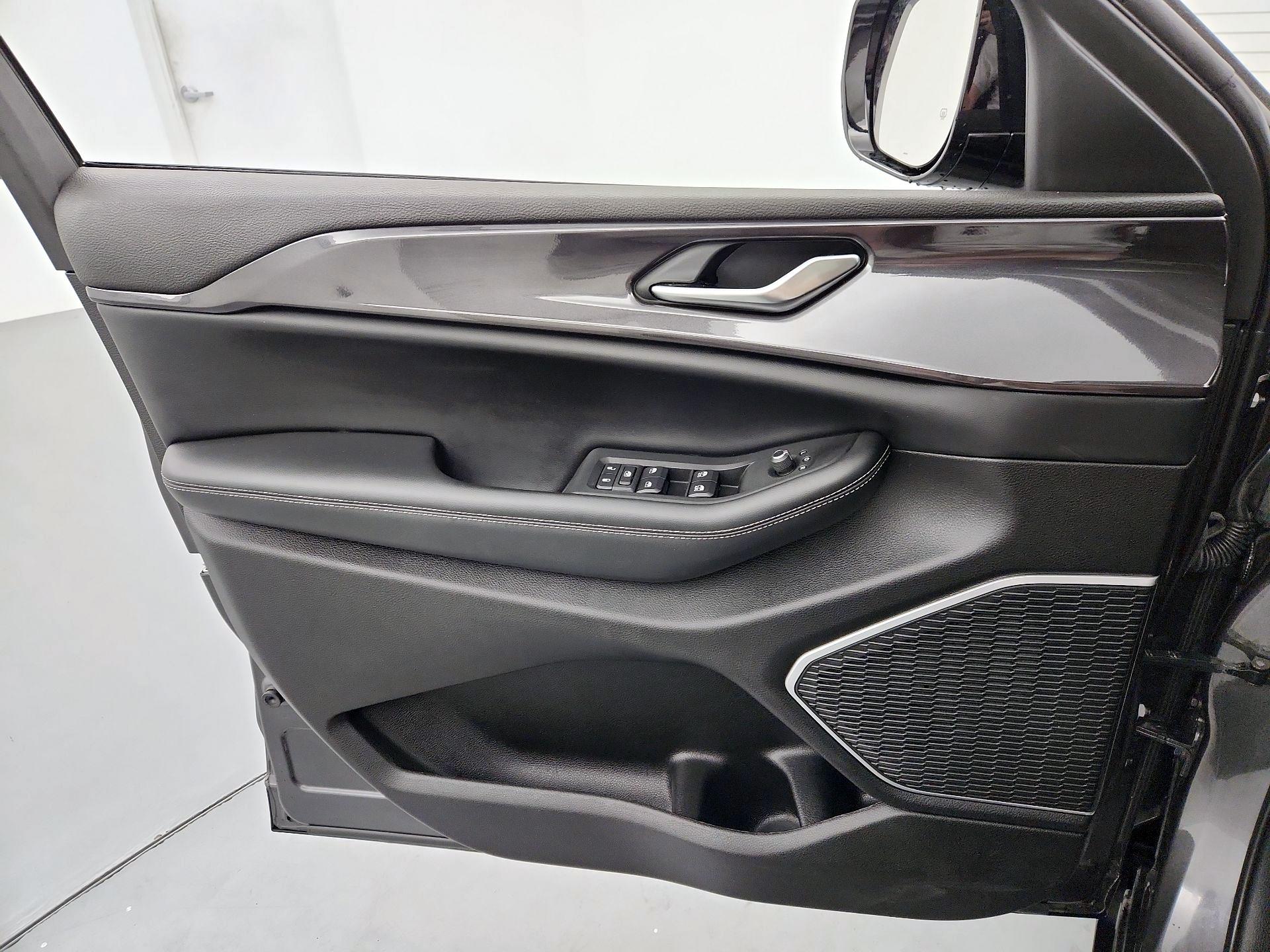 Thumbnail: 2022 Jeep Grand Cherokee - 12