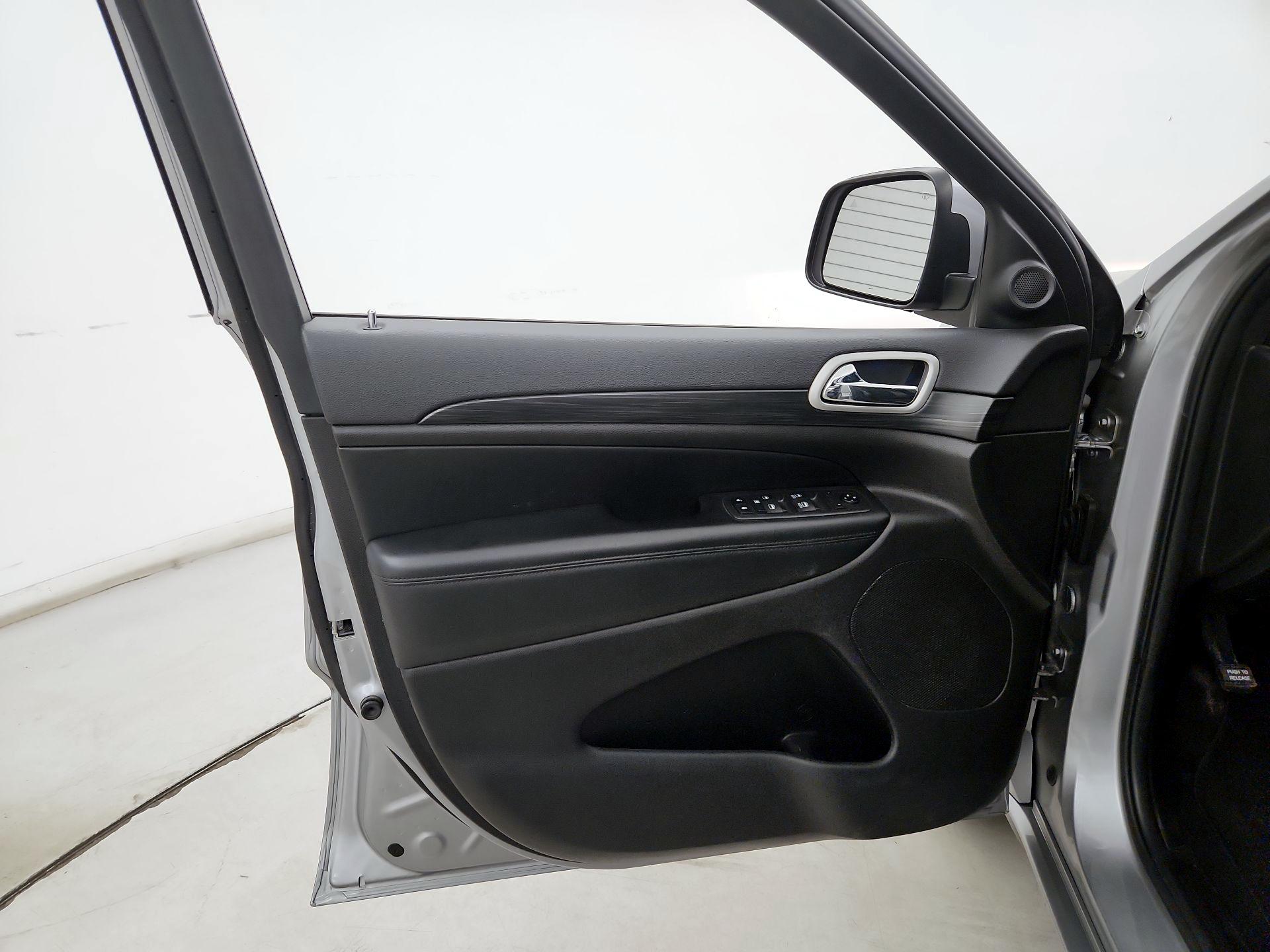 Thumbnail: 2020 Jeep Grand Cherokee - 12