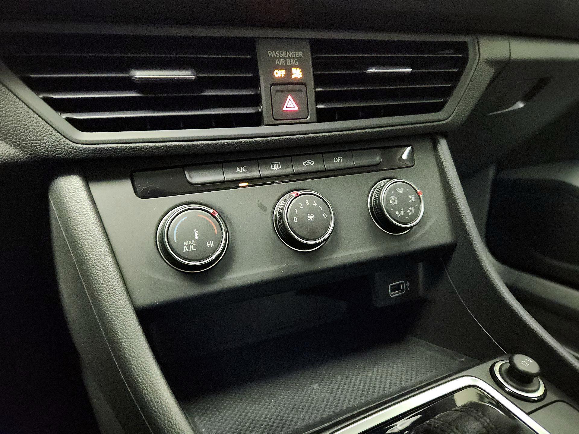 Thumbnail: 2019 Volkswagen Jetta - 16