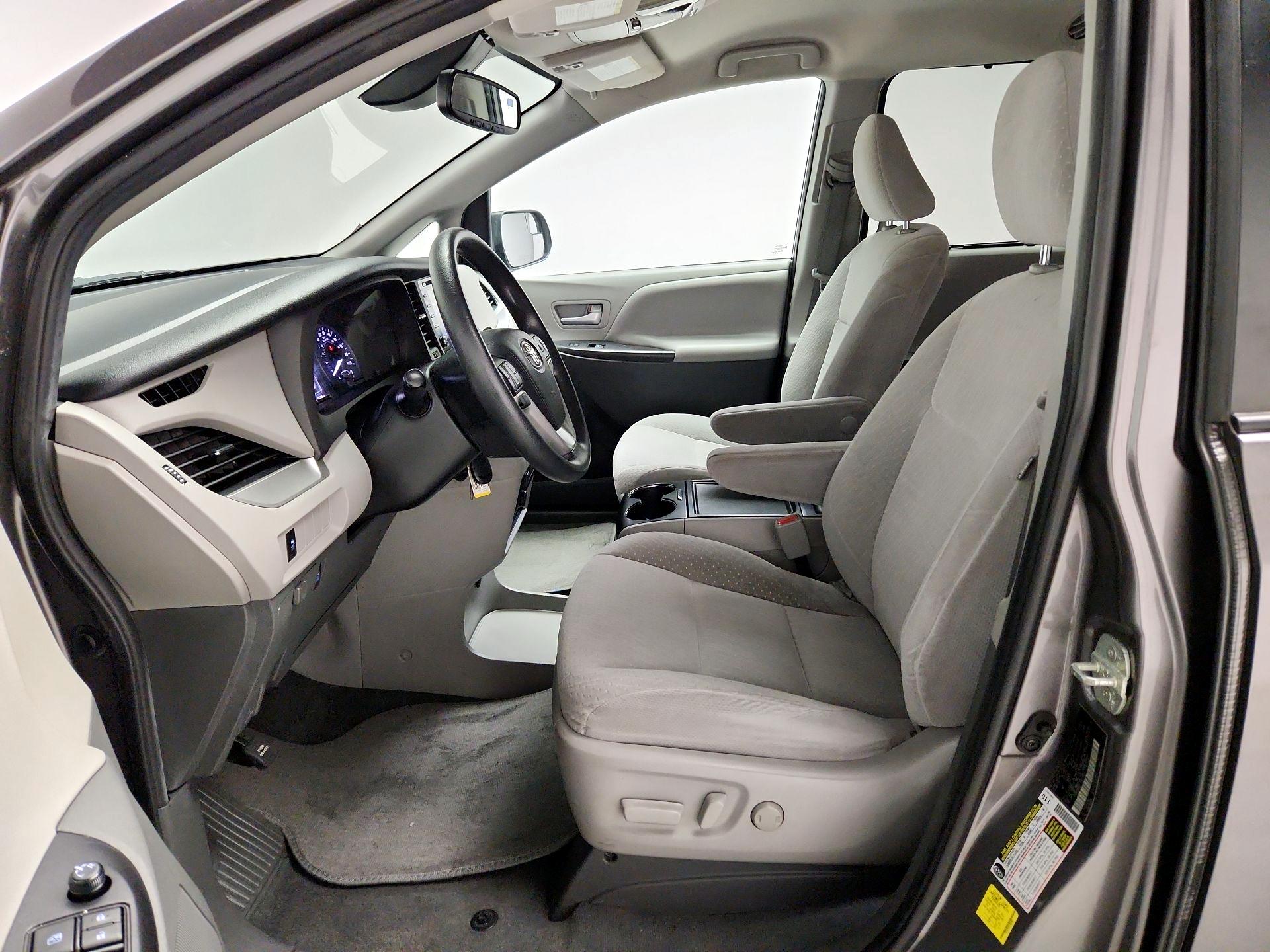 Thumbnail: 2020 Toyota Sienna - 11