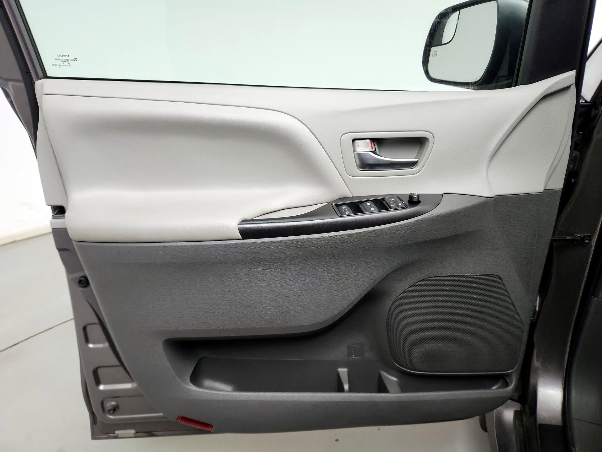Thumbnail: 2020 Toyota Sienna - 12