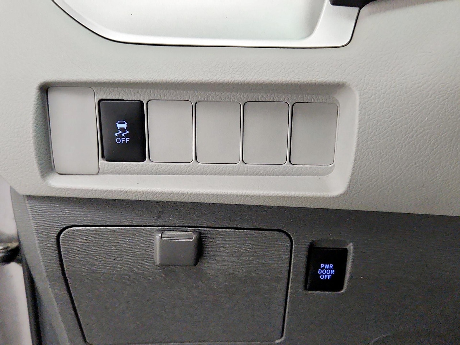 2020 Toyota Sienna LE - Photo 14