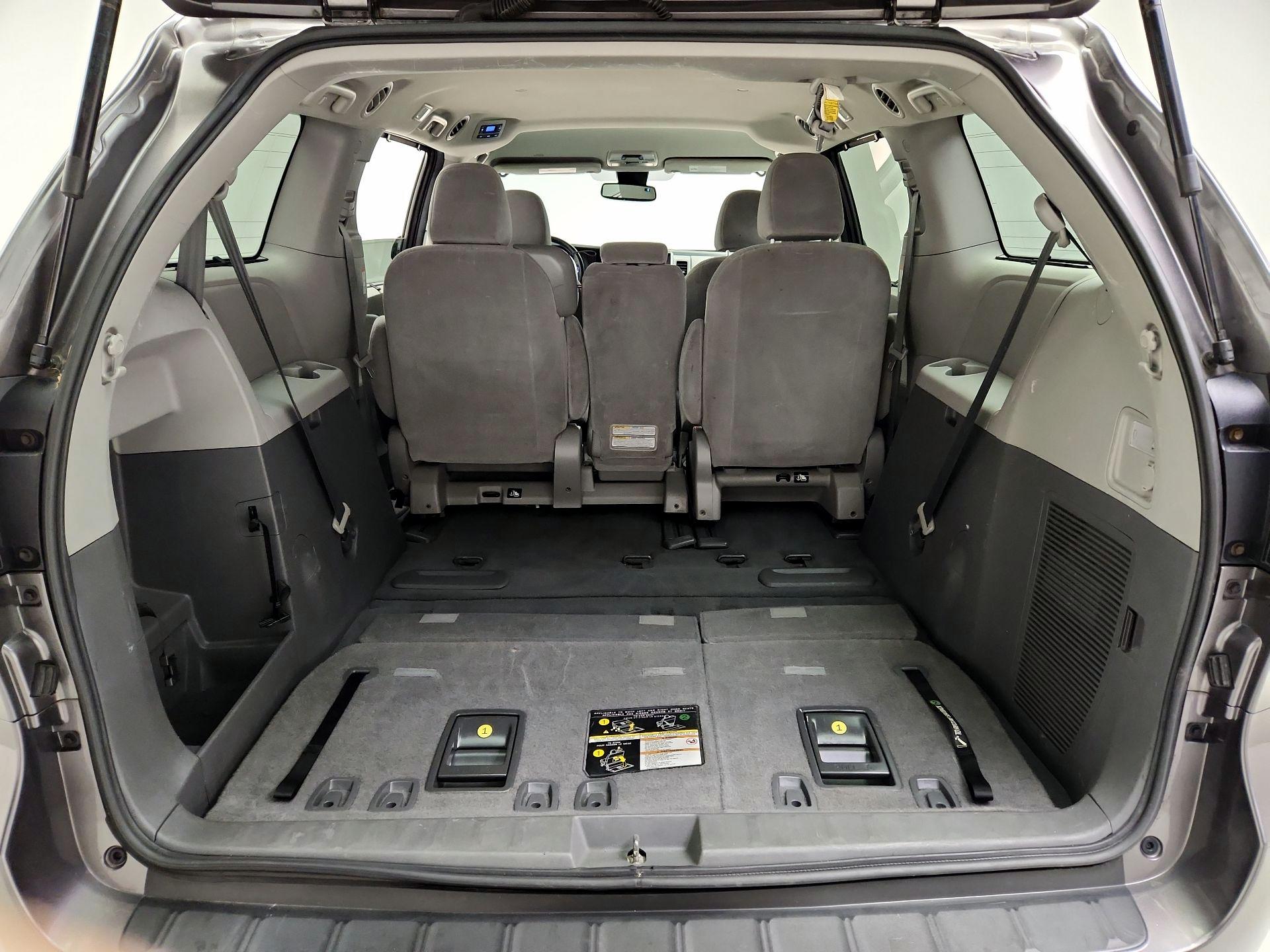Thumbnail: 2020 Toyota Sienna - 20