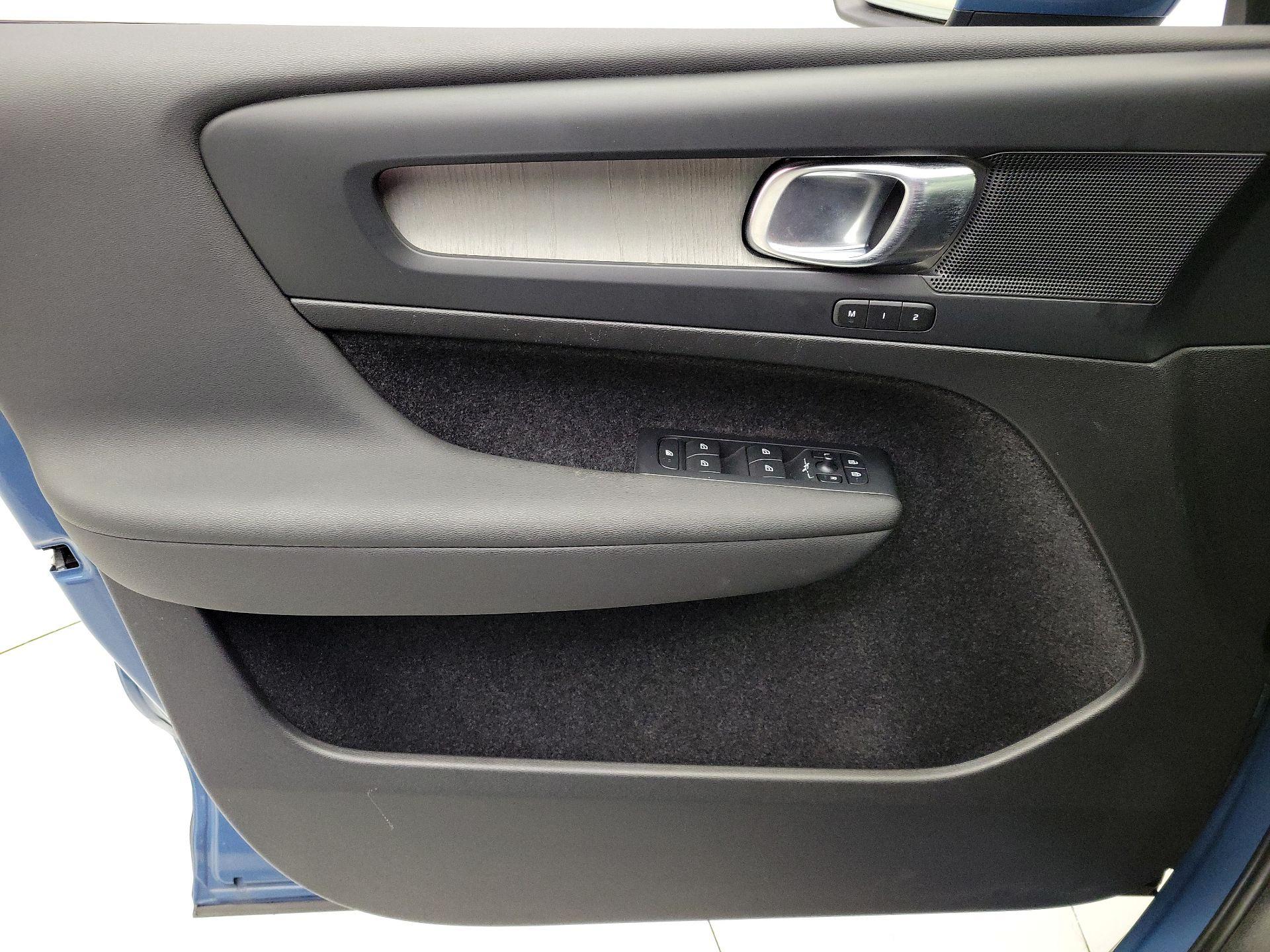 Thumbnail: 2023 Volvo XC40 - 12