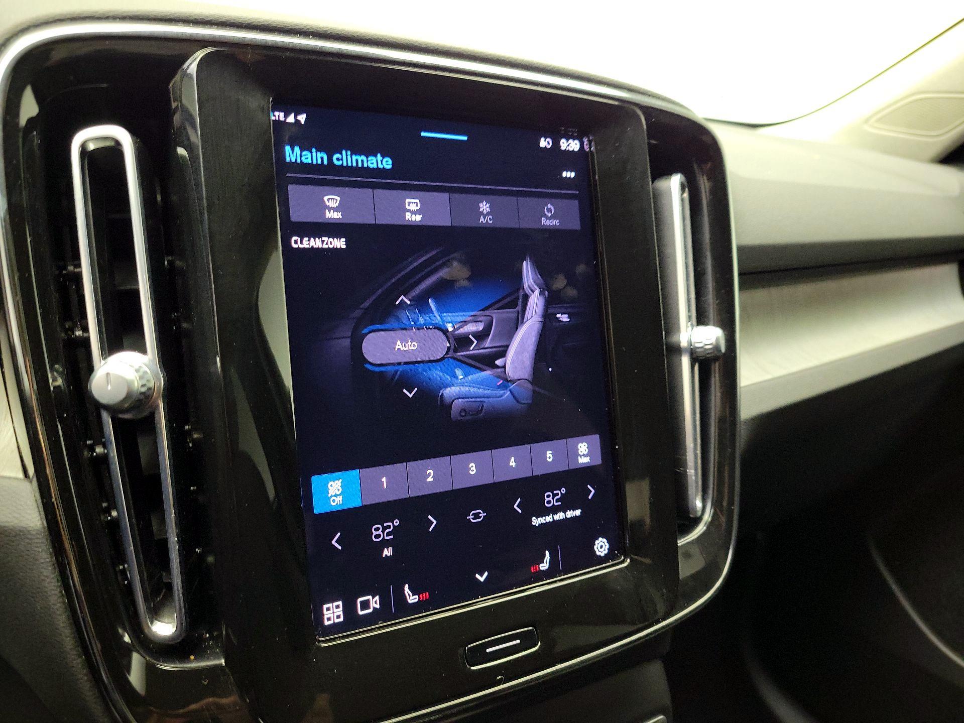 Thumbnail: 2023 Volvo XC40 - 16