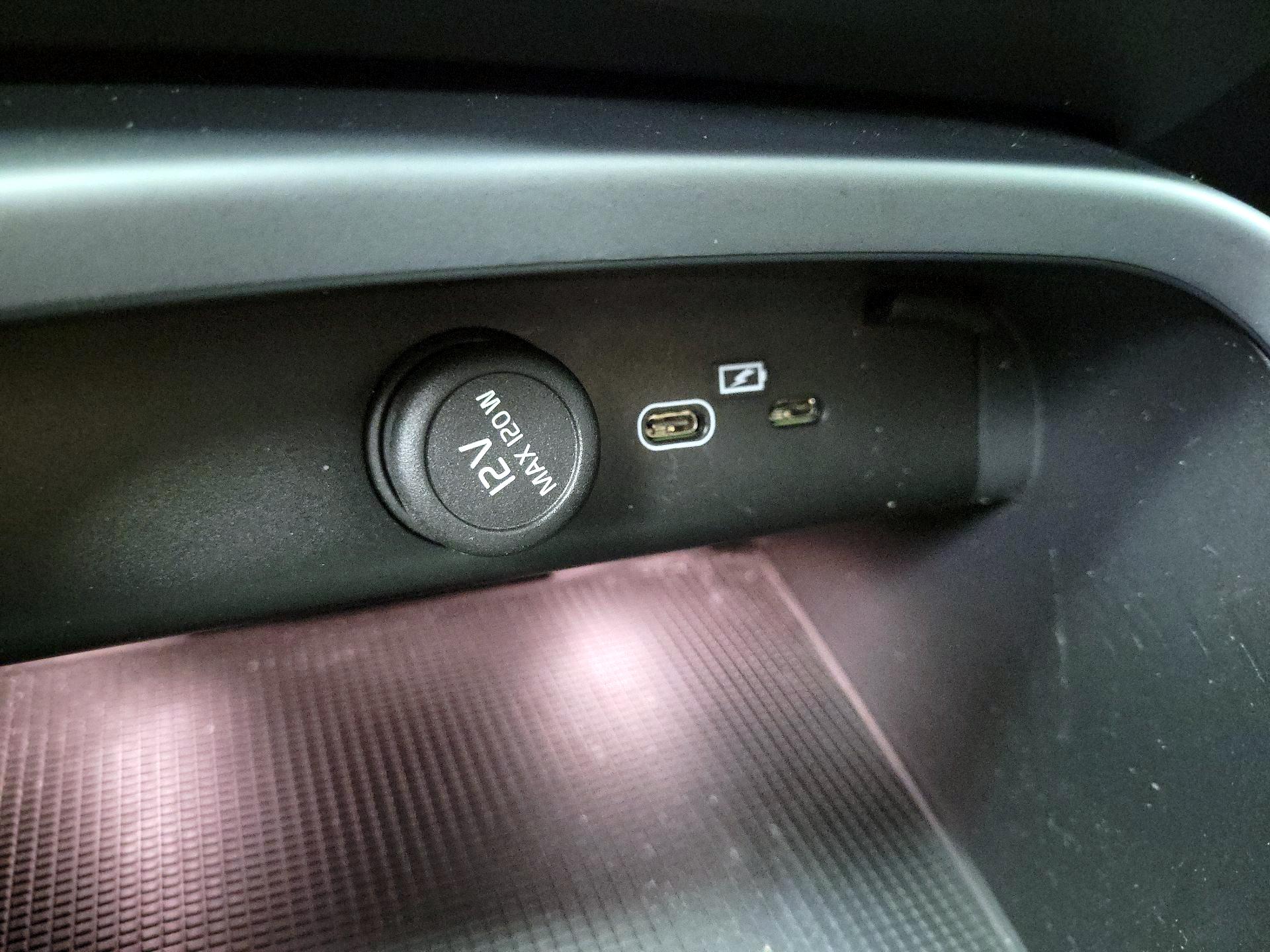 Thumbnail: 2023 Volvo XC40 - 18