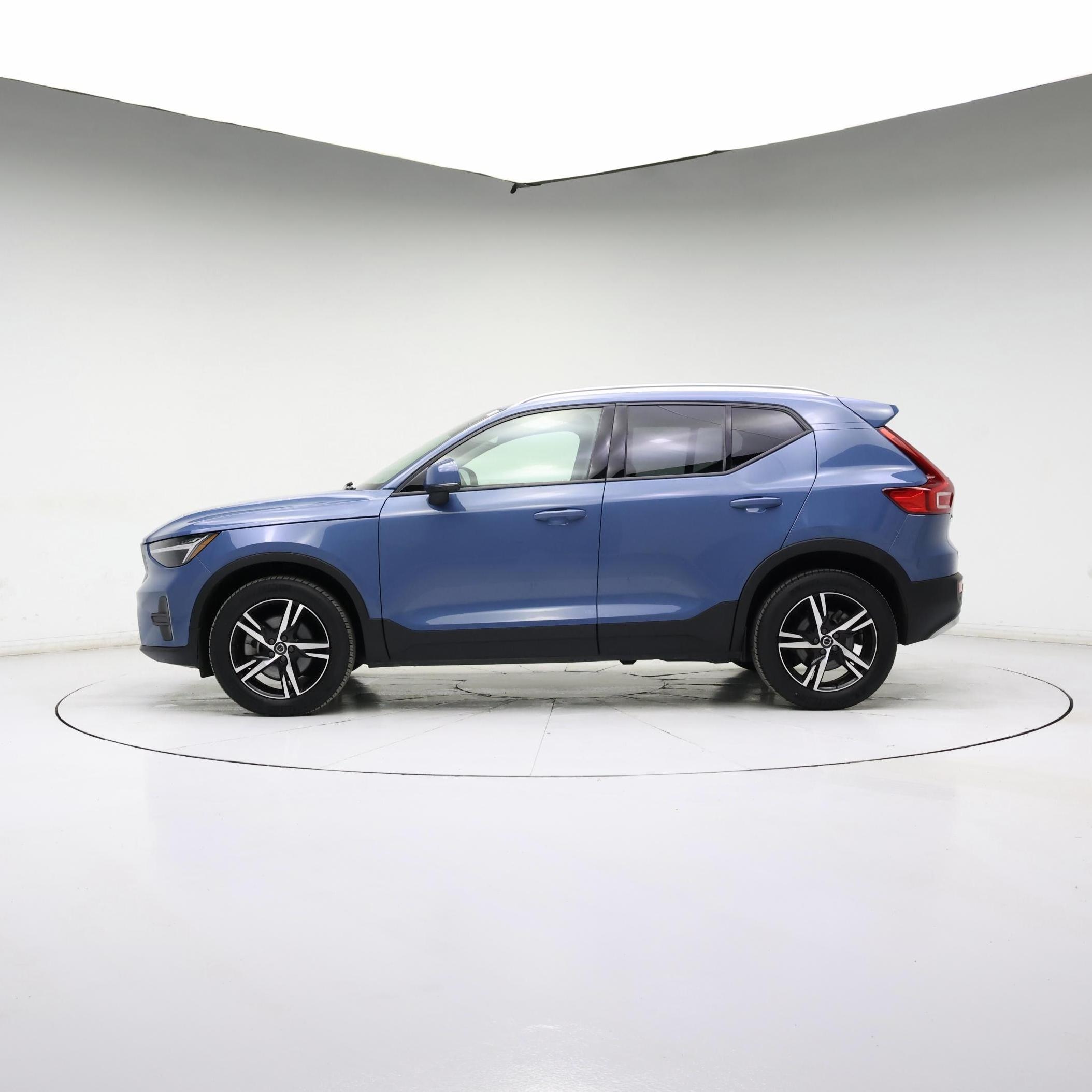 Thumbnail: 2023 Volvo XC40 - 3