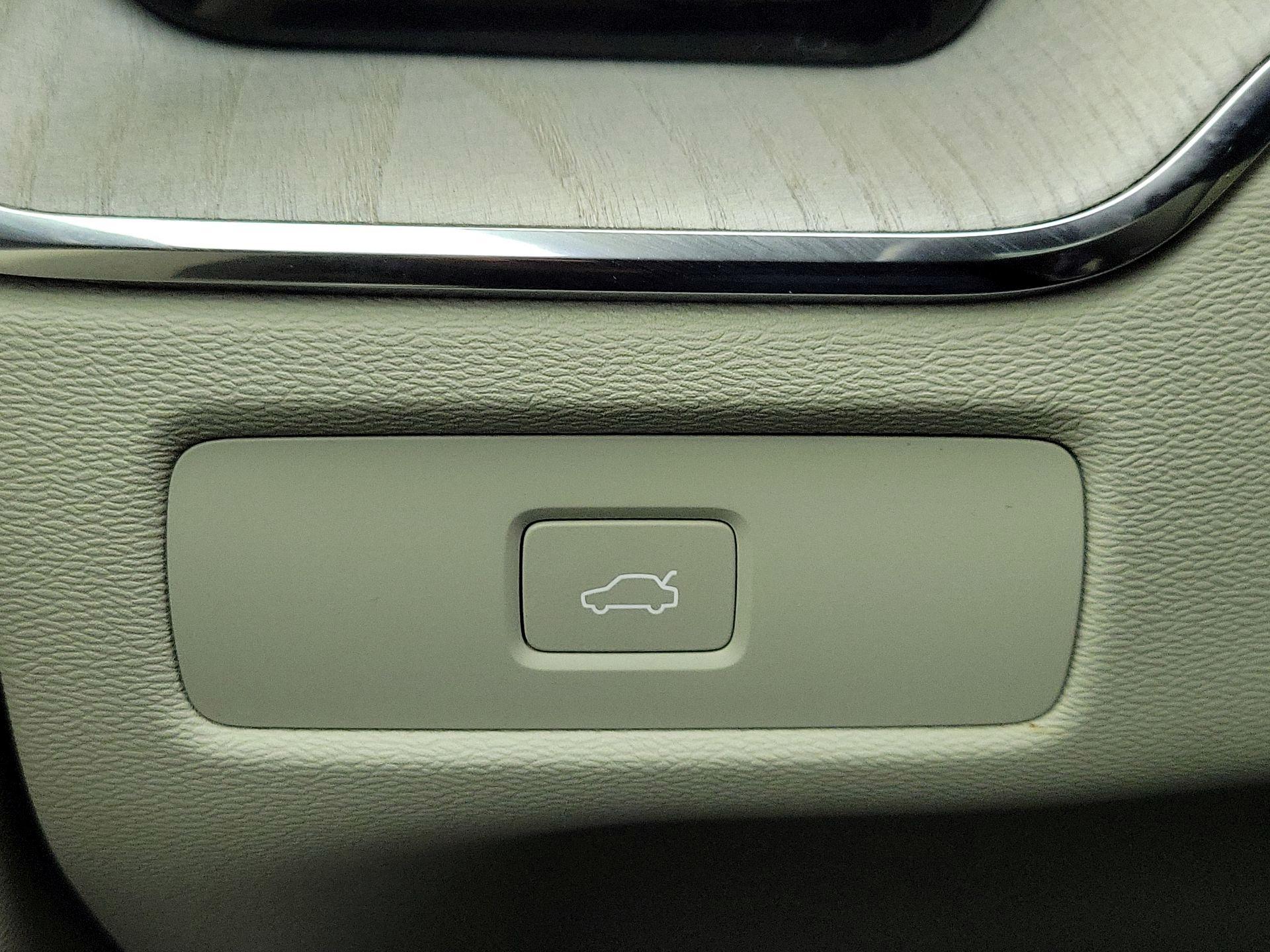 Thumbnail: 2023 Volvo XC60 - 13