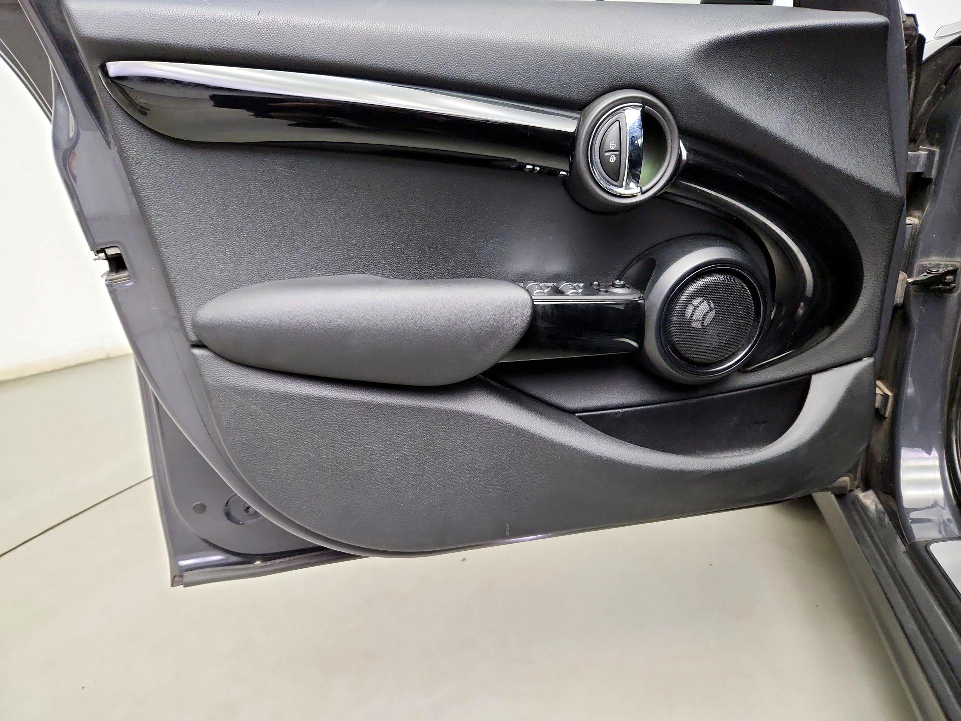 Thumbnail: 2016 MINI Cooper Hardtop - 12