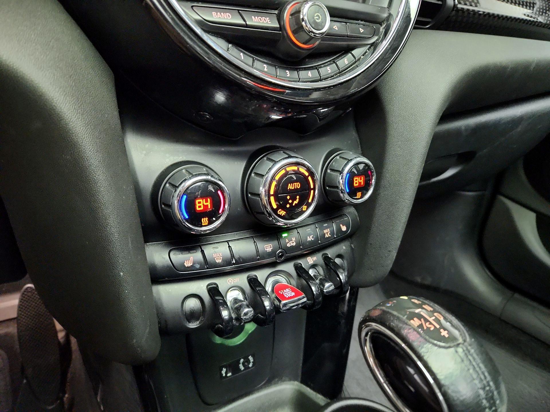 Thumbnail: 2016 MINI Cooper Hardtop - 15