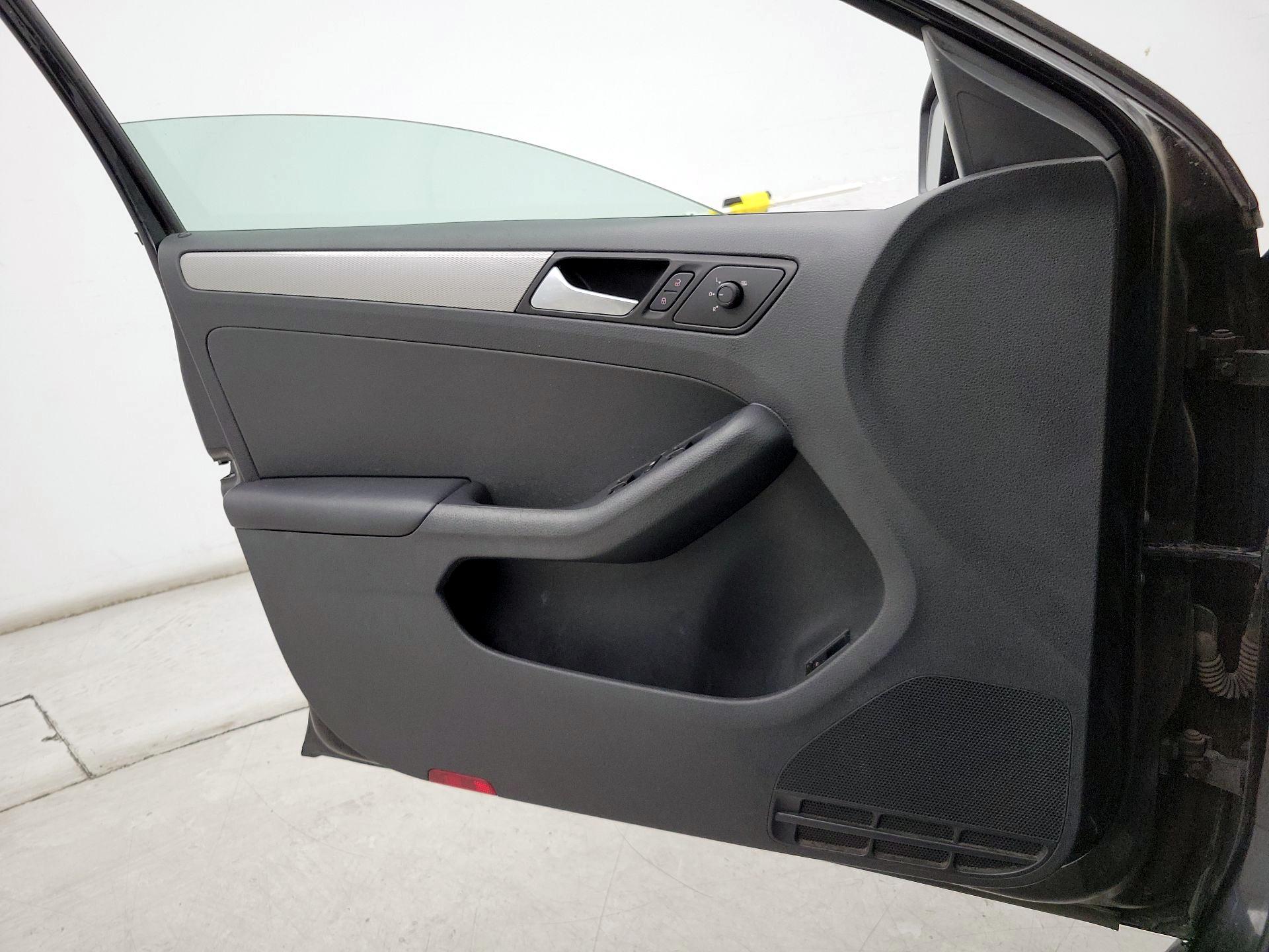 Thumbnail: 2016 Volkswagen Jetta - 12