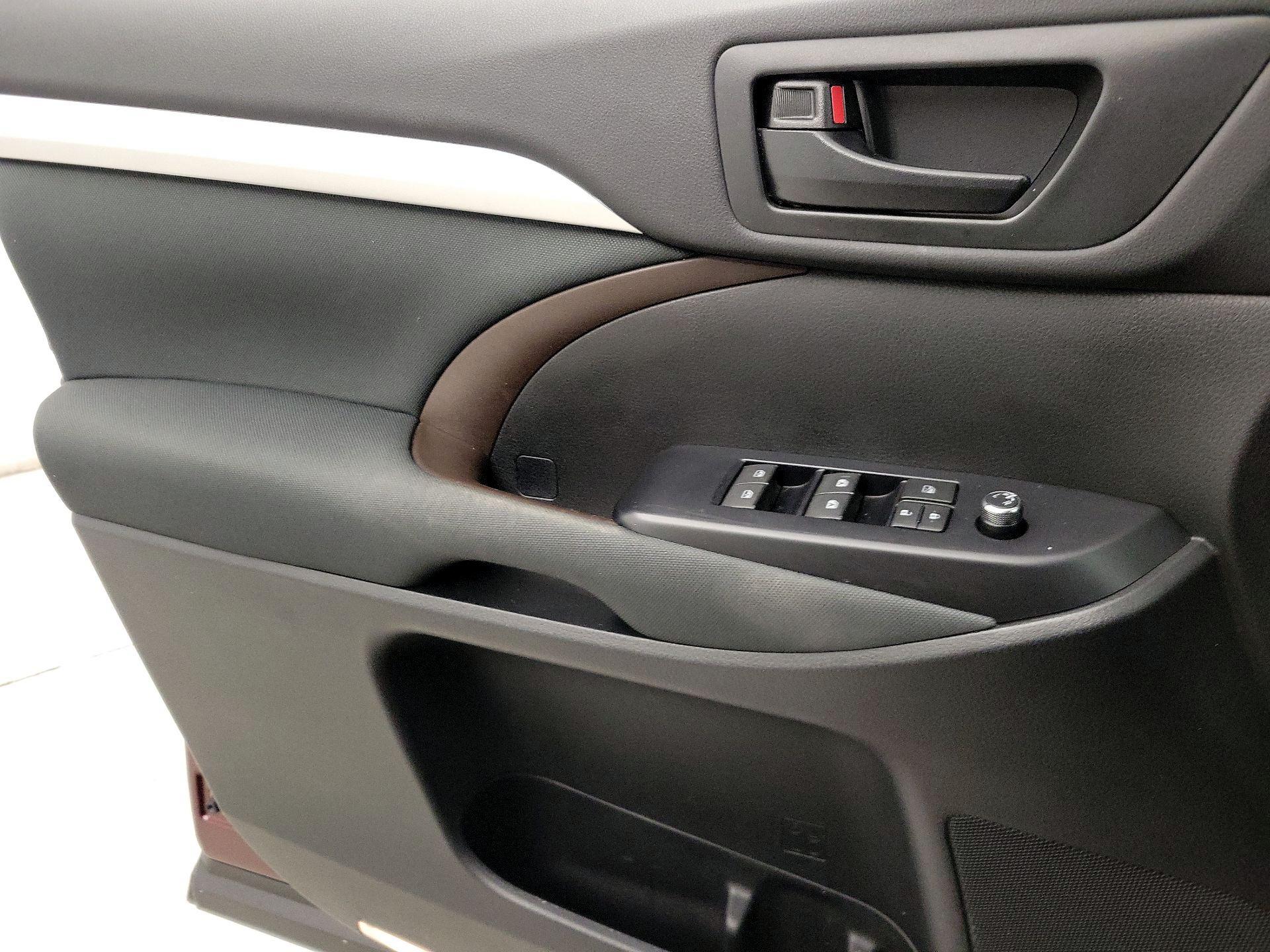 Thumbnail: 2019 Toyota Highlander - 12