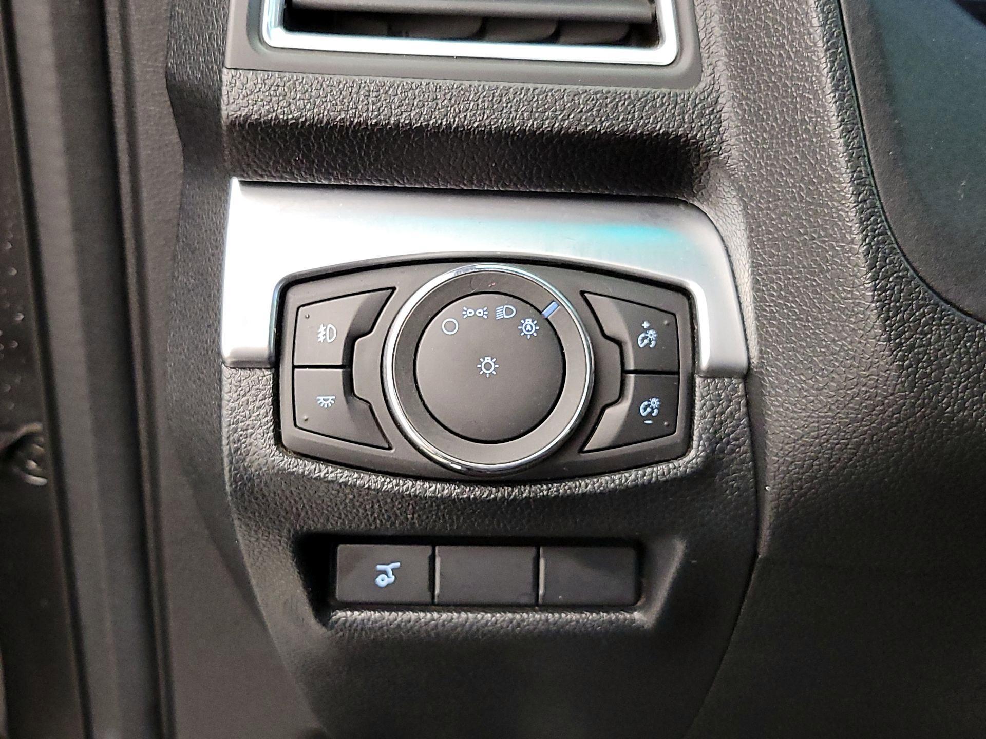 Thumbnail: 2016 Ford Explorer - 13