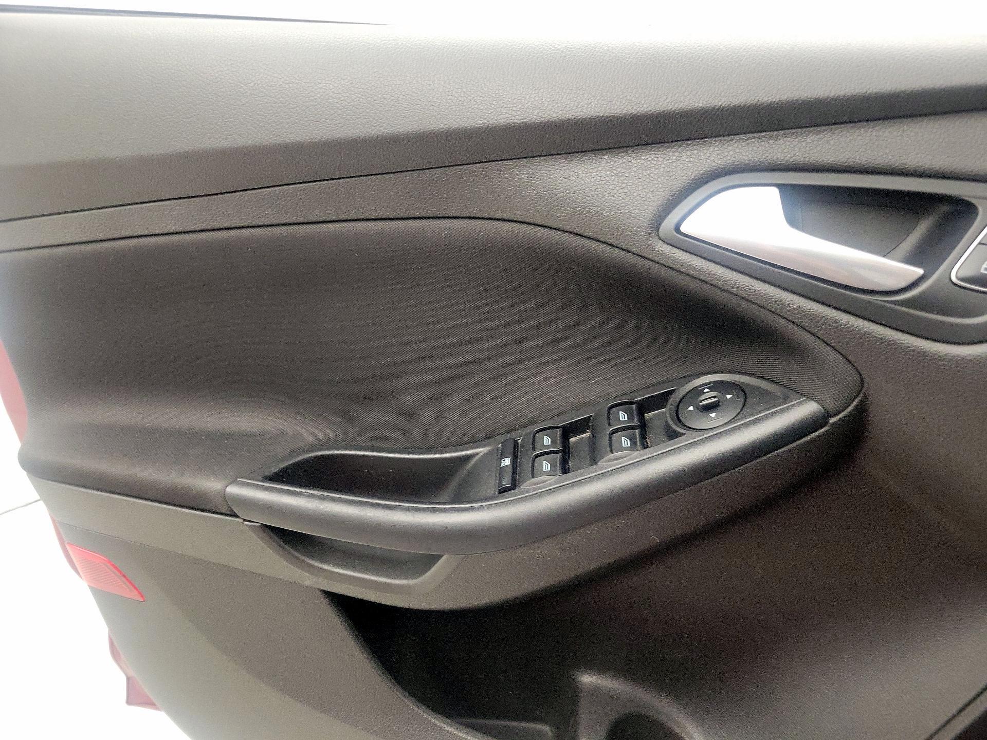 Thumbnail: 2016 Ford Focus - 12