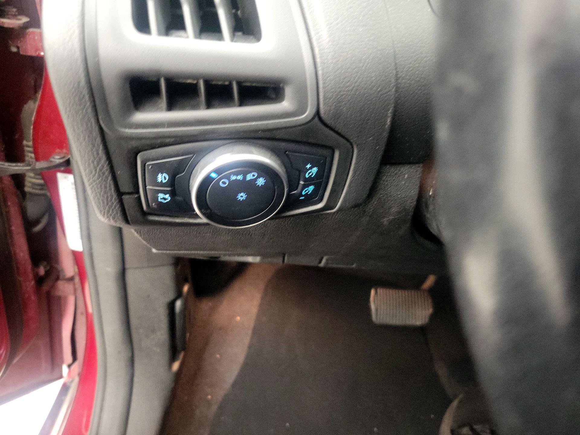 Thumbnail: 2016 Ford Focus - 13