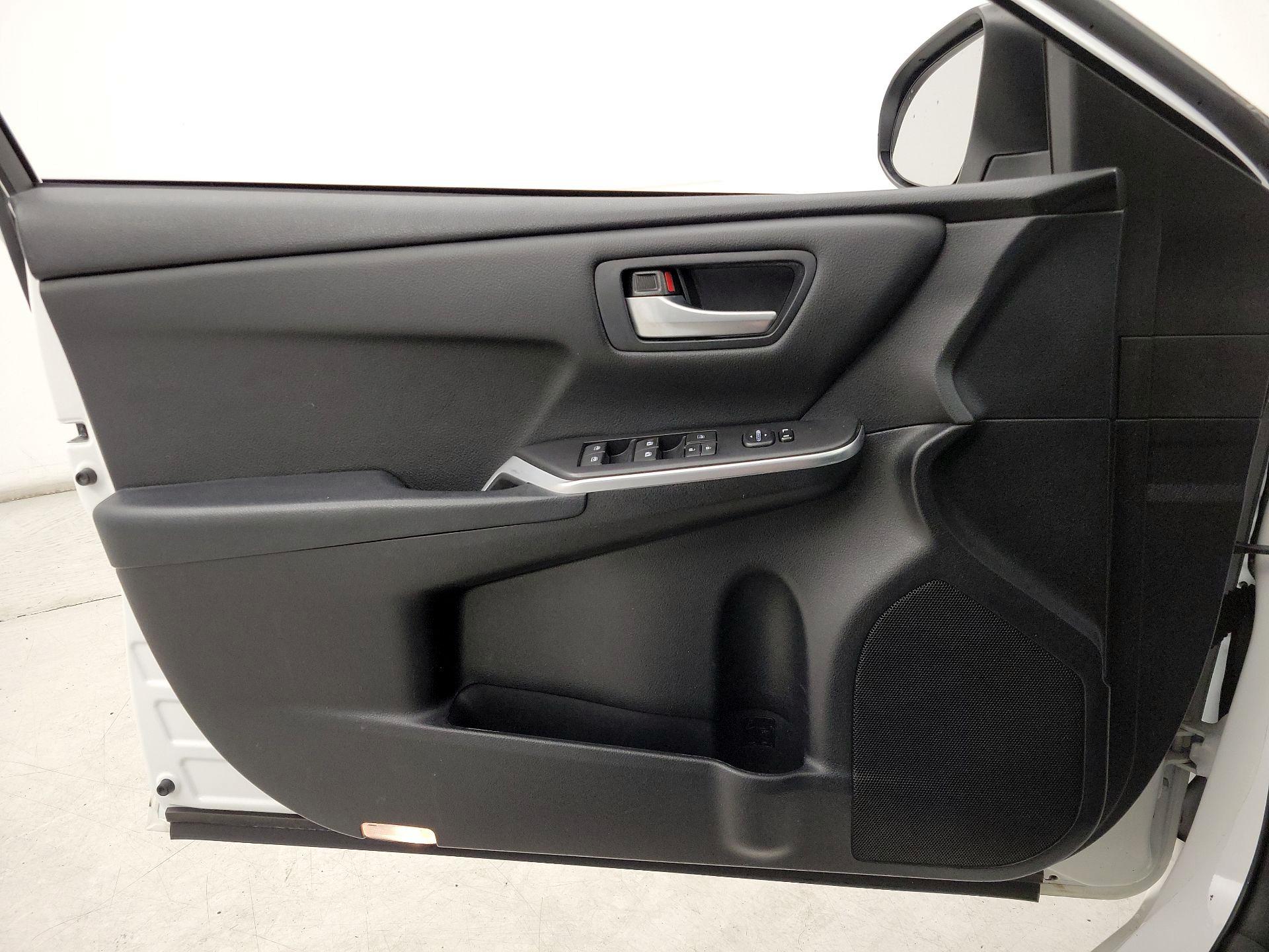 Thumbnail: 2015 Toyota Camry - 12