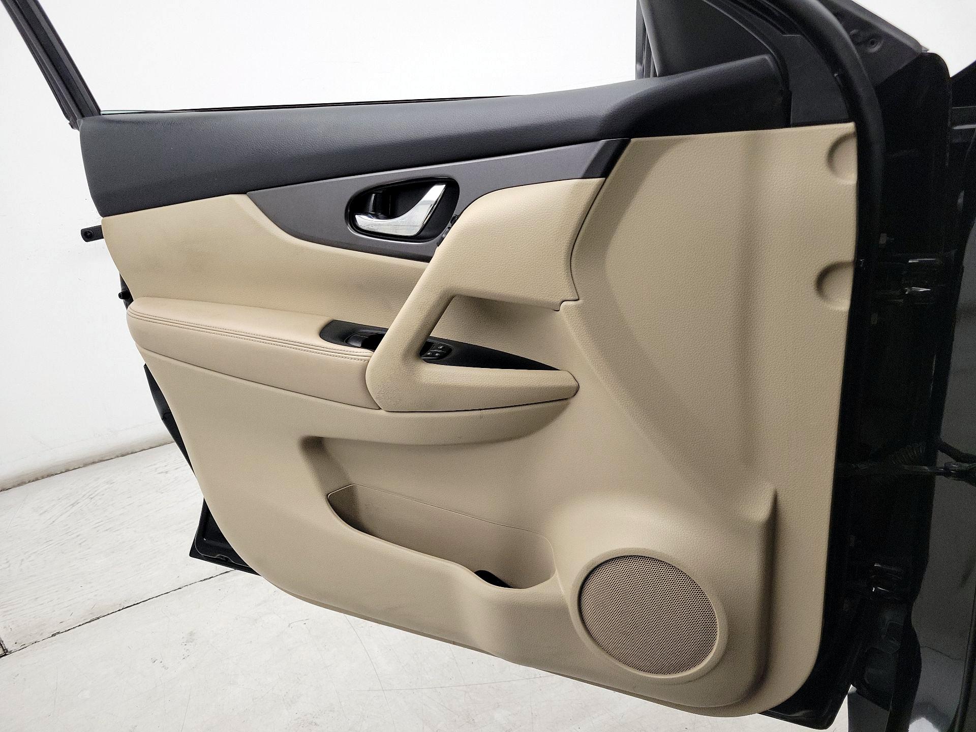 Thumbnail: 2015 Nissan Rogue - 12