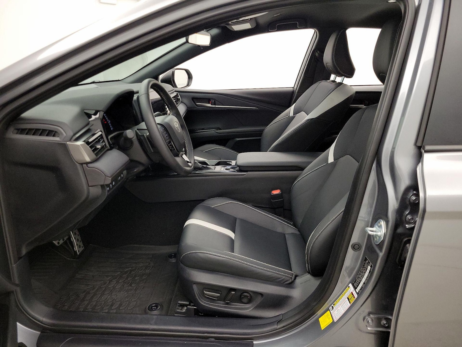 2025 Toyota Camry SE - Photo 12