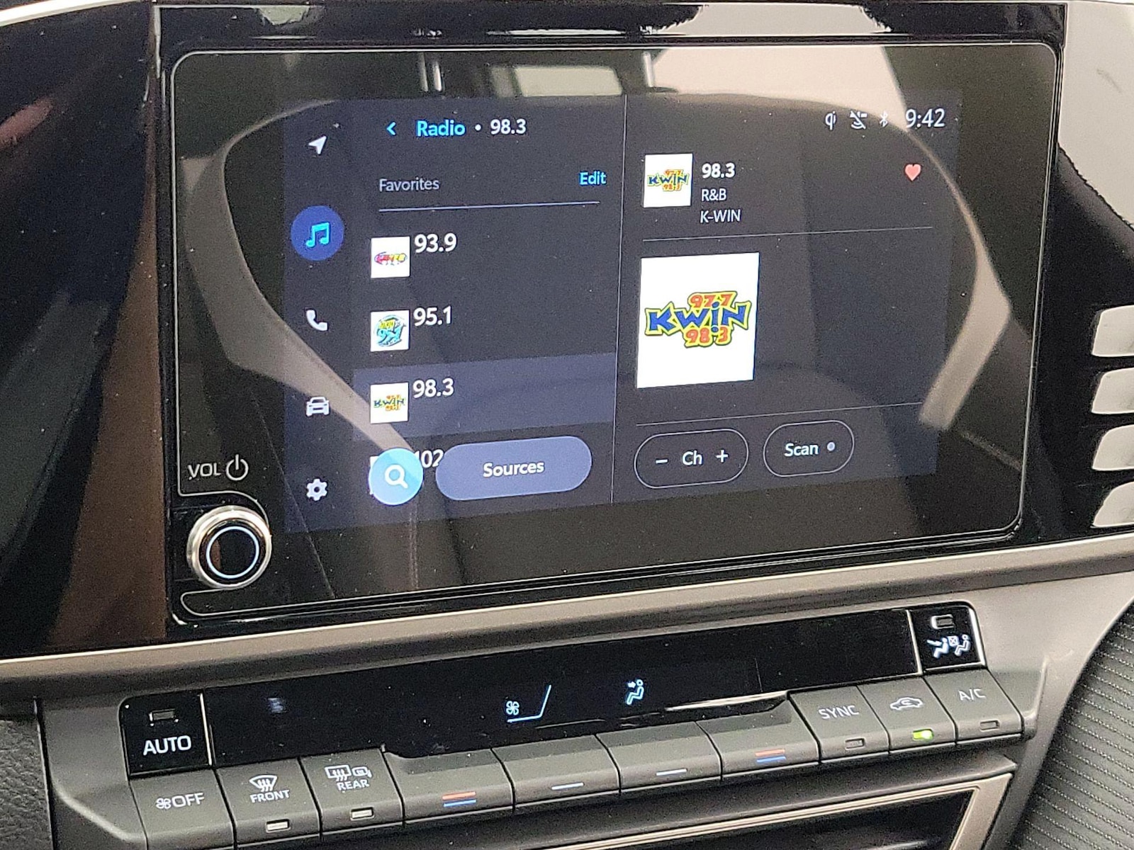 2025 Toyota Camry SE - Photo 16