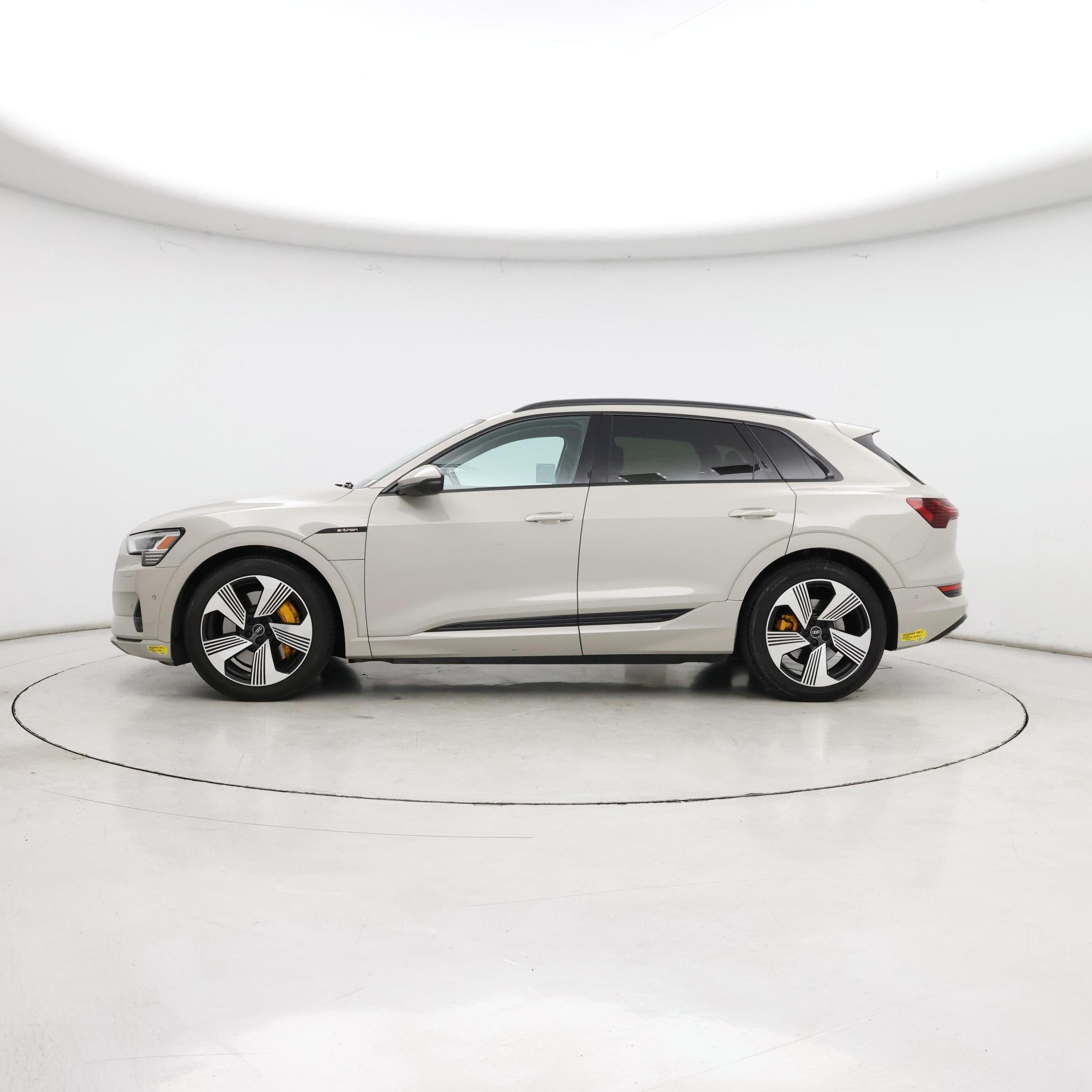Thumbnail: 2022 Audi e-tron - 3