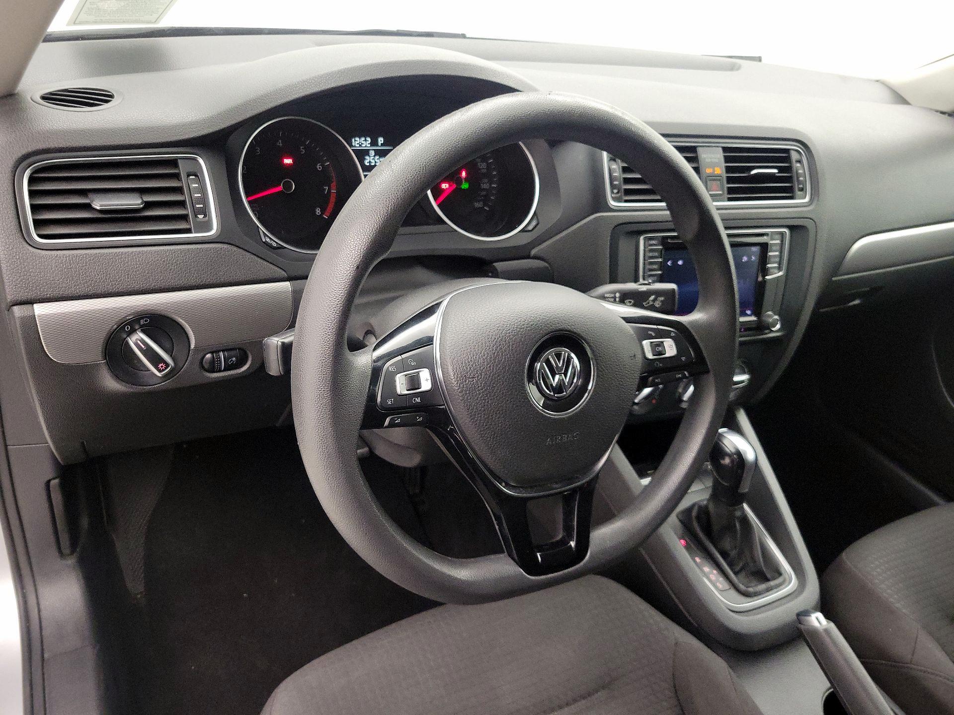 Thumbnail: 2016 Volkswagen Jetta - 9