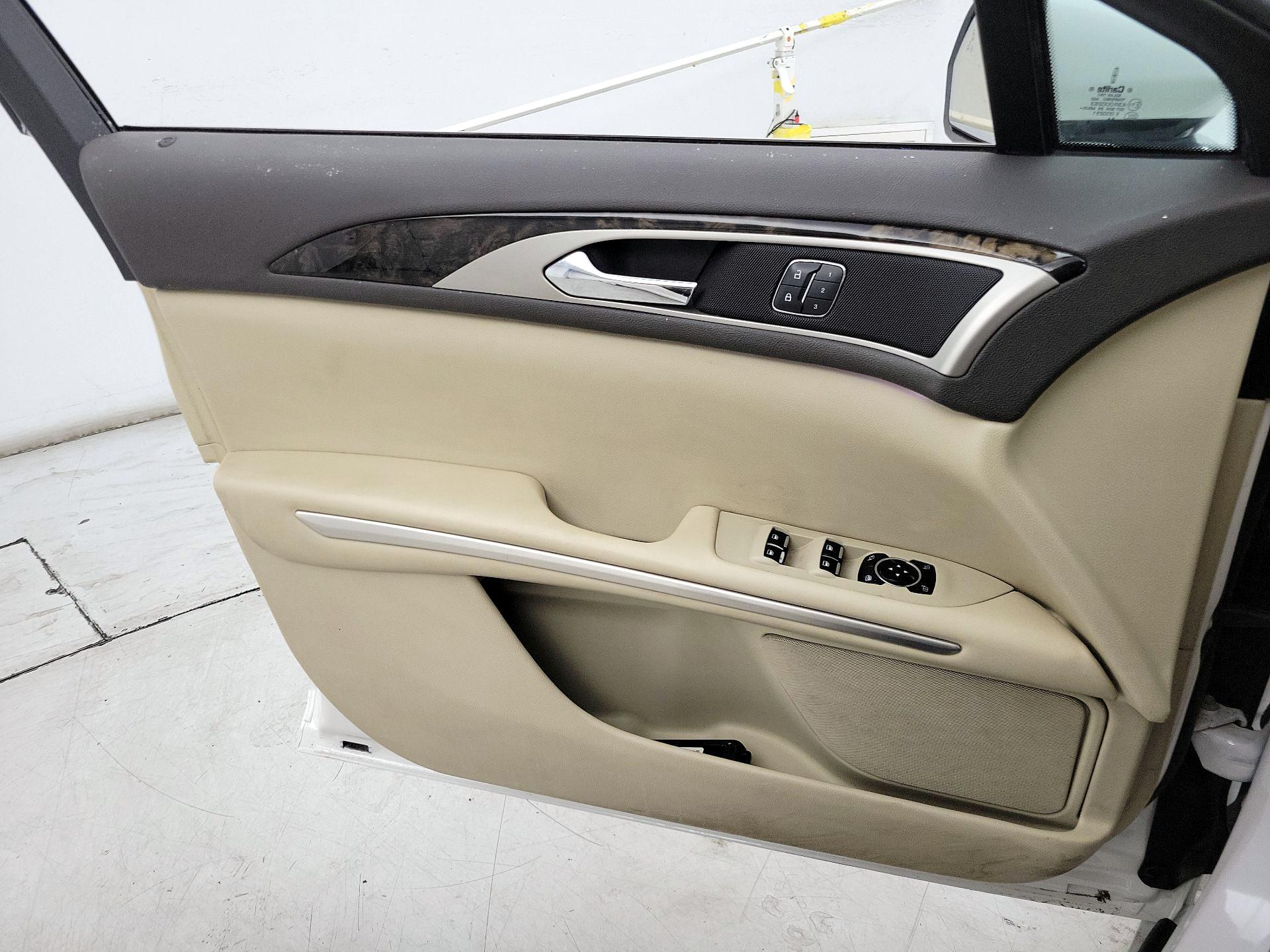 Thumbnail: 2015 Lincoln MKZ - 12