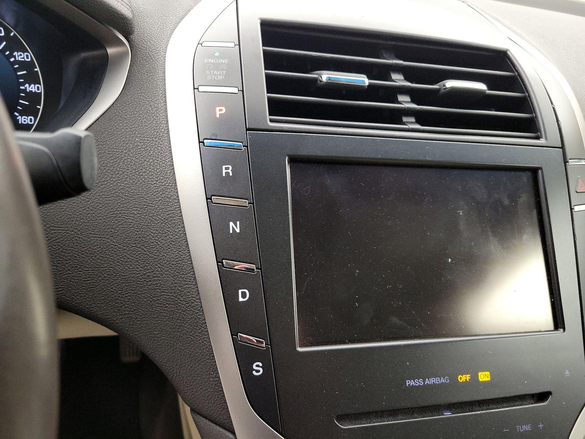 Thumbnail: 2015 Lincoln MKZ - 17