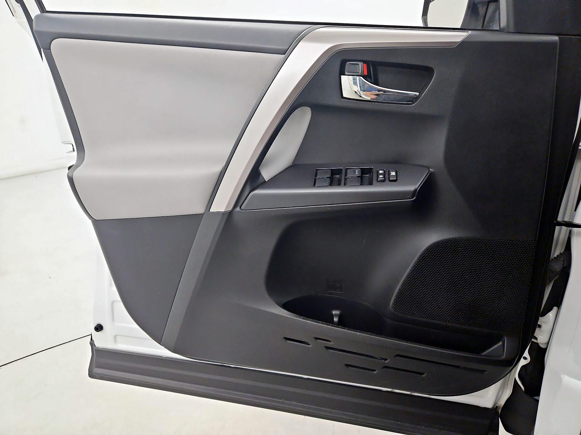 Thumbnail: 2016 Toyota RAV4 - 12