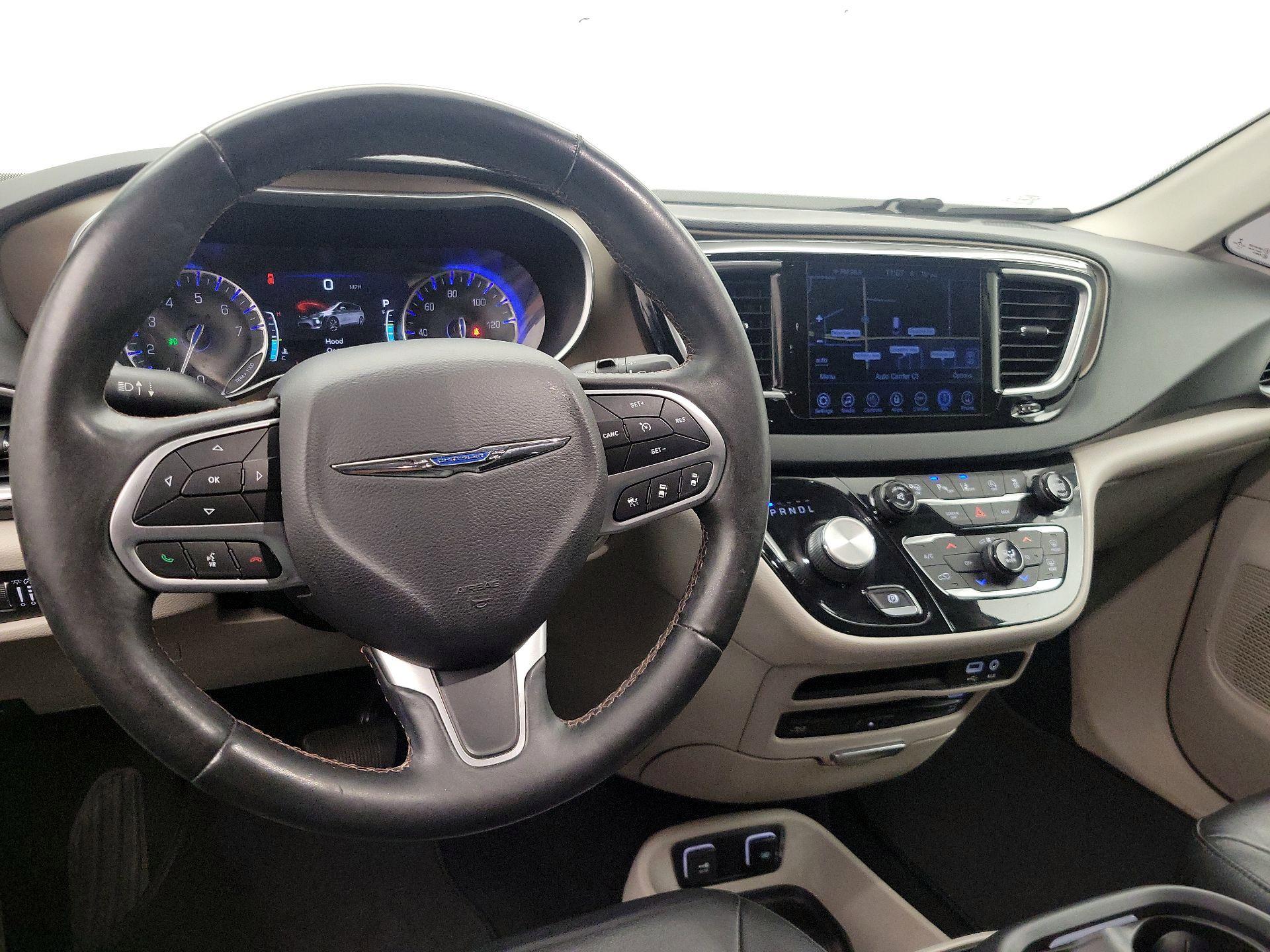 Thumbnail: 2017 Chrysler Pacifica - 9
