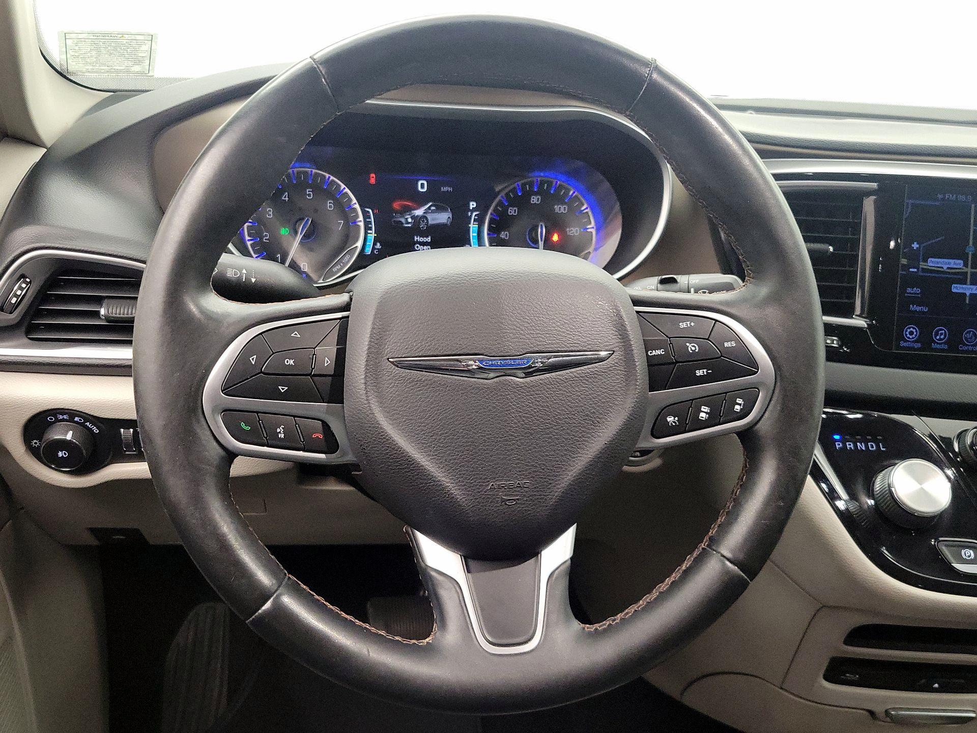 Thumbnail: 2017 Chrysler Pacifica - 10