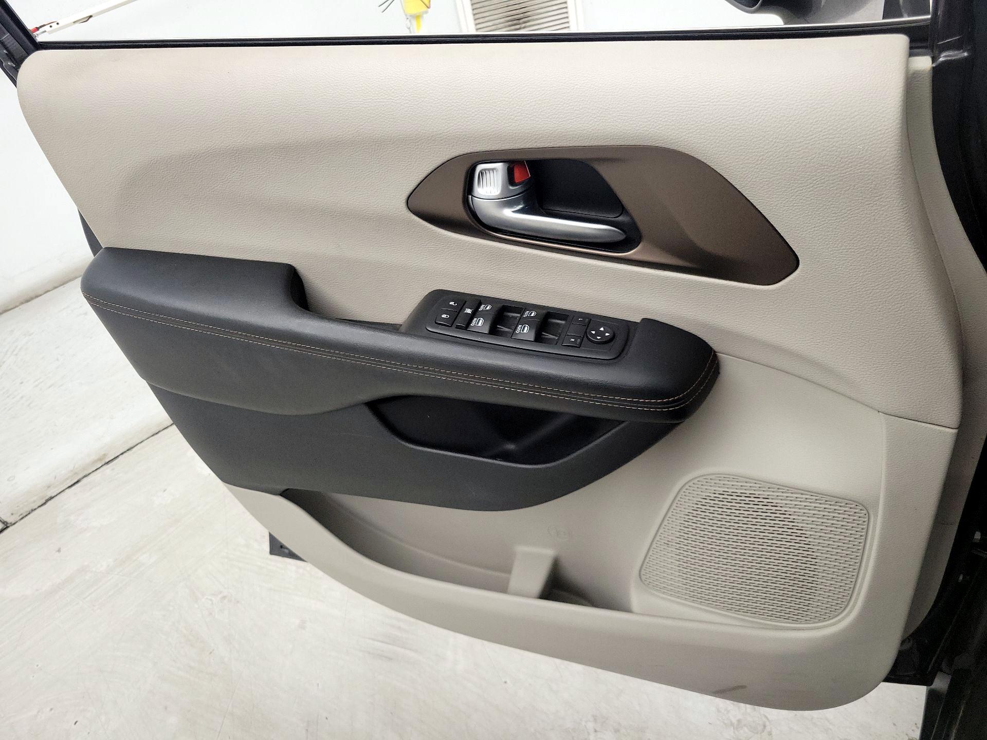 Thumbnail: 2017 Chrysler Pacifica - 12