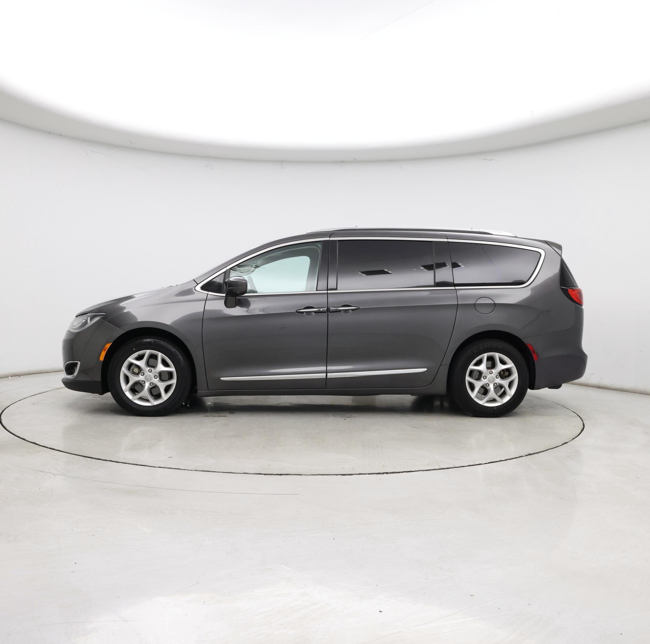 Thumbnail: 2017 Chrysler Pacifica - 3