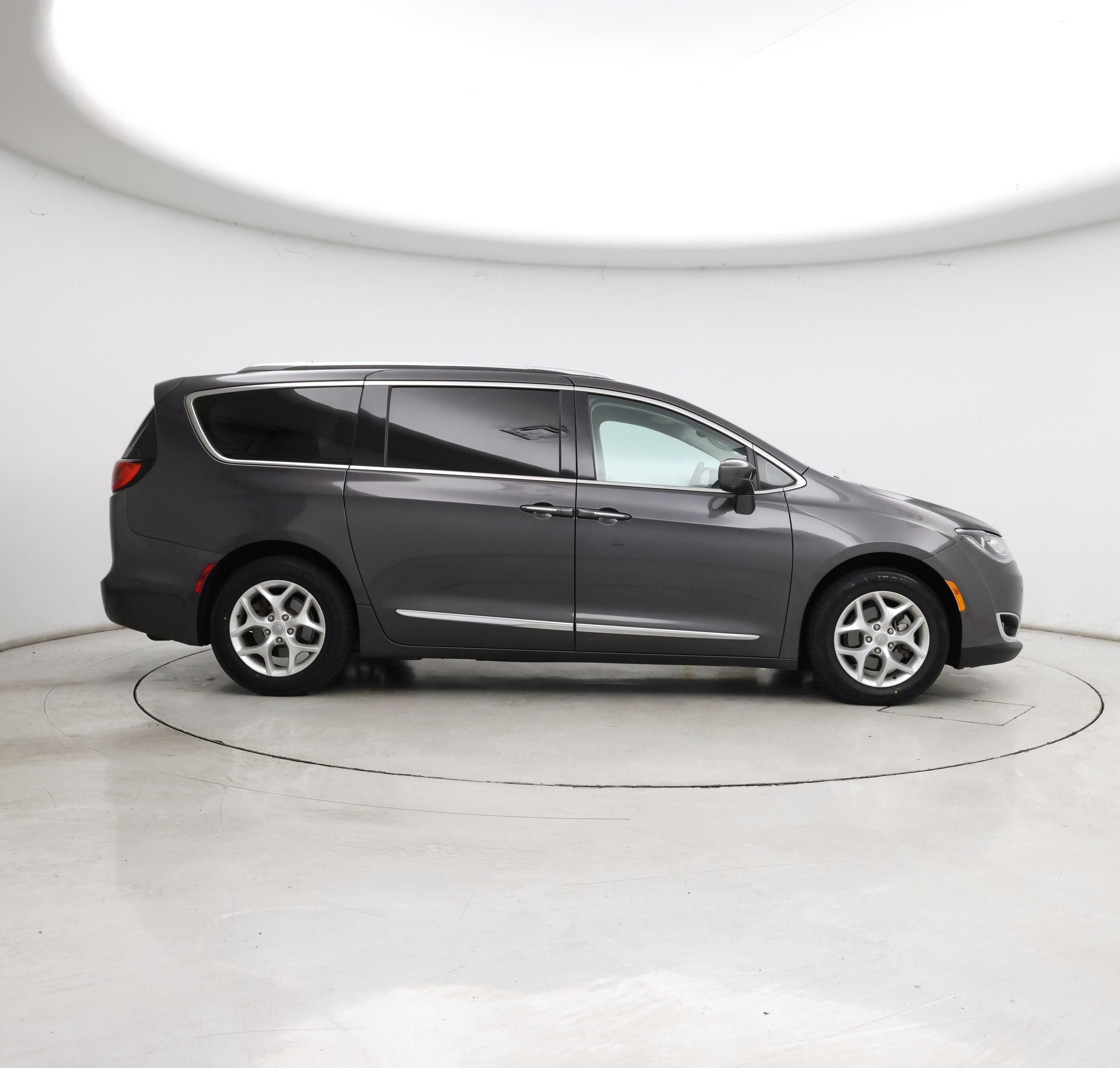 Thumbnail: 2017 Chrysler Pacifica - 7