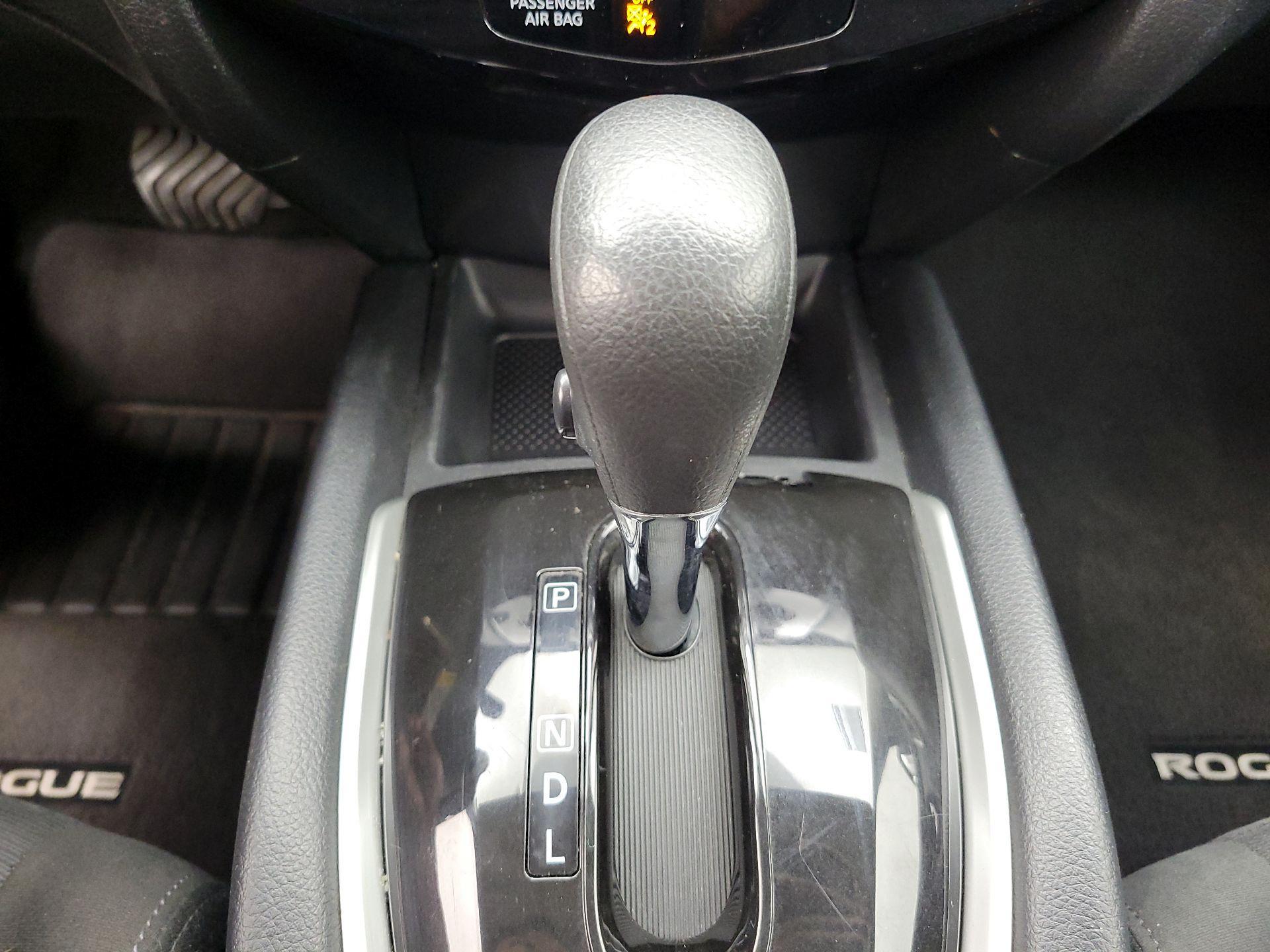 Thumbnail: 2015 Nissan Rogue - 17