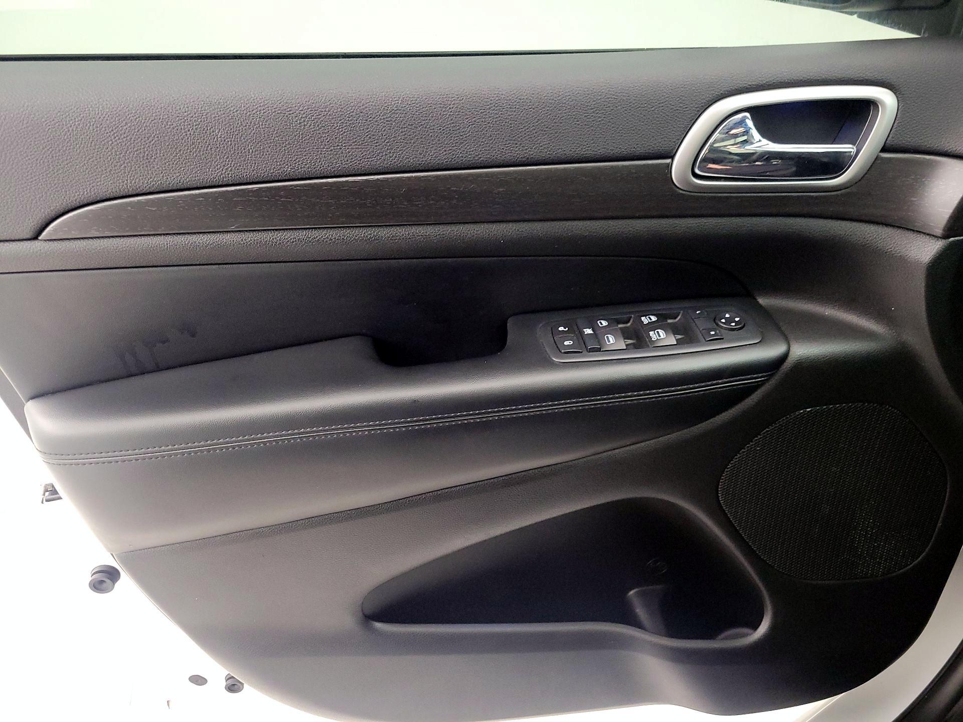 Thumbnail: 2017 Jeep Grand Cherokee - 12