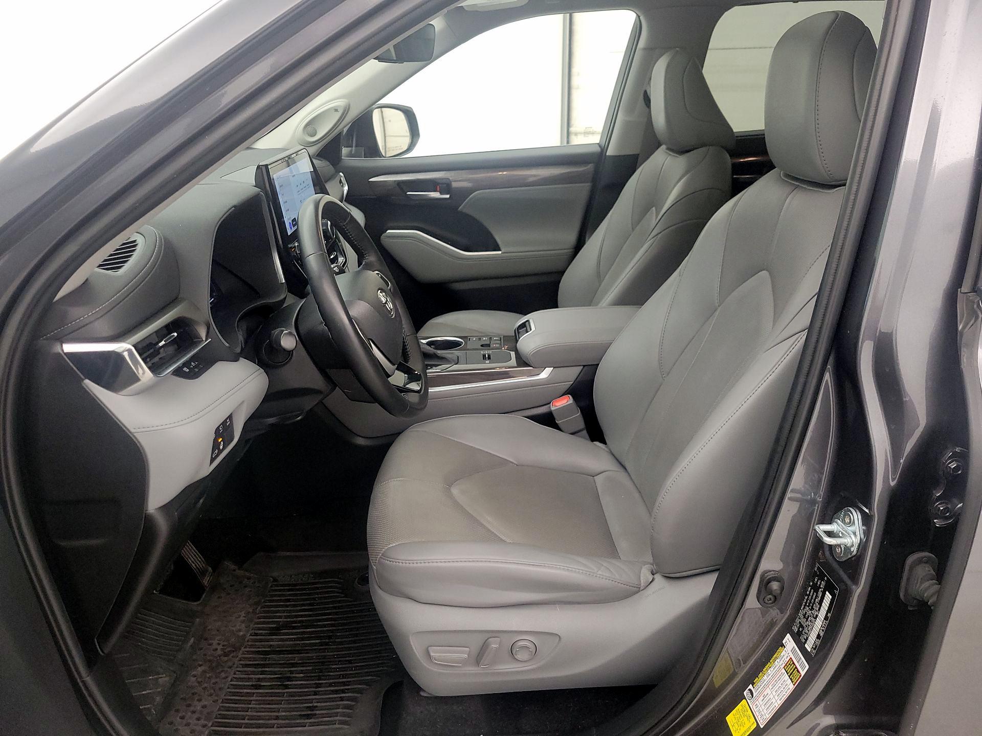 Thumbnail: 2023 Toyota Highlander - 11