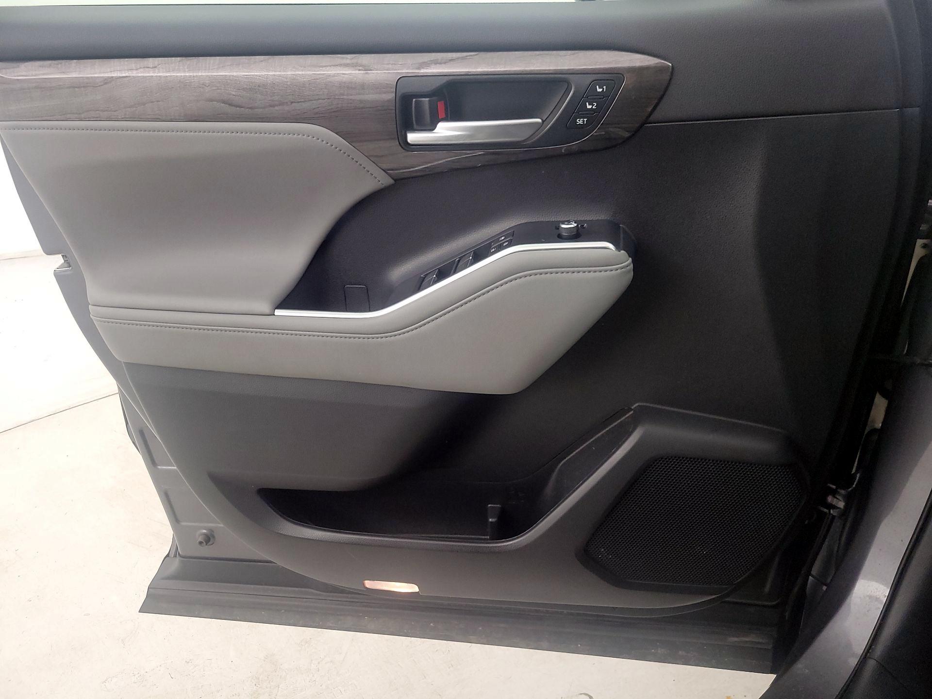 Thumbnail: 2023 Toyota Highlander - 12