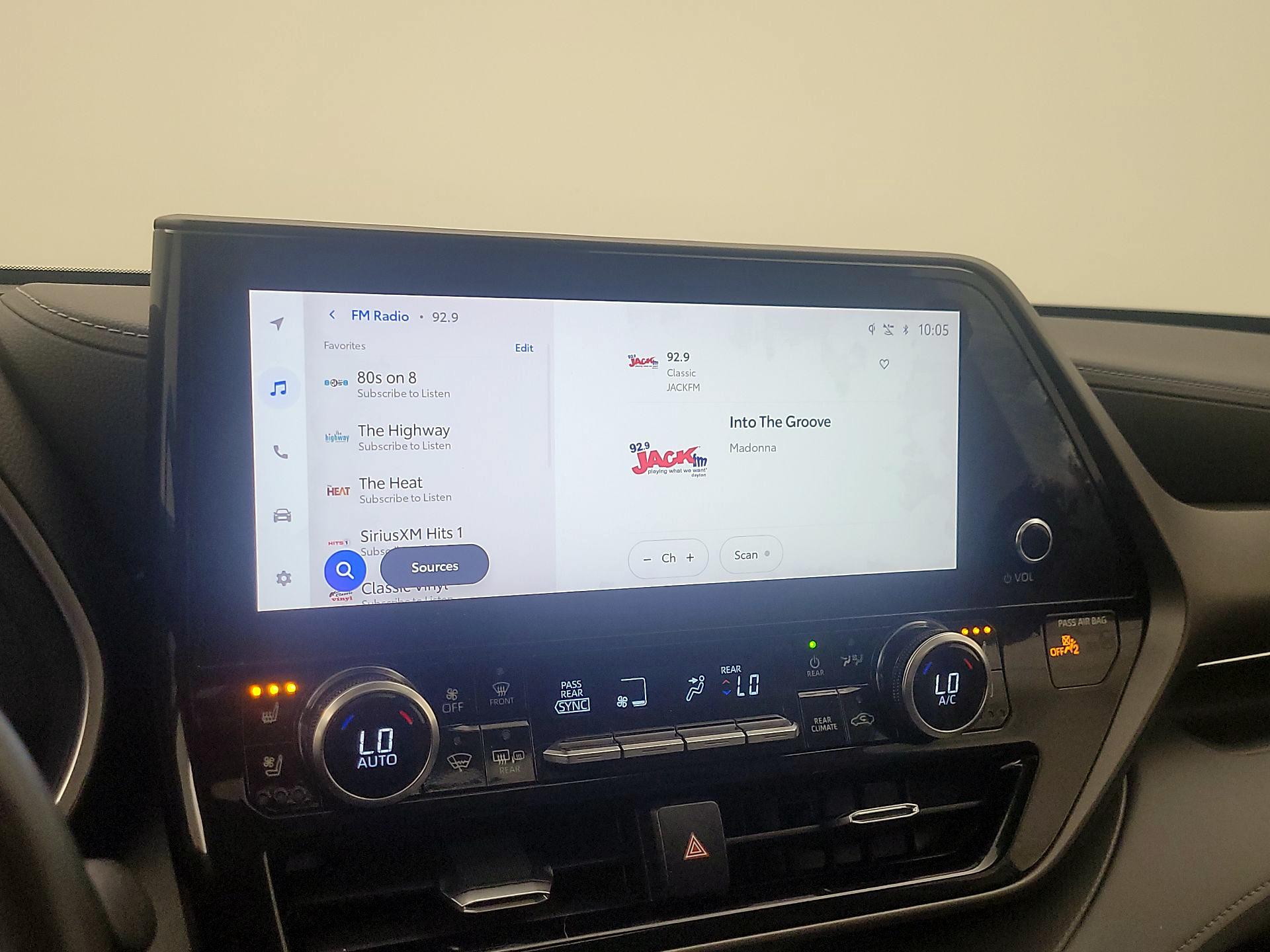 Thumbnail: 2023 Toyota Highlander - 15