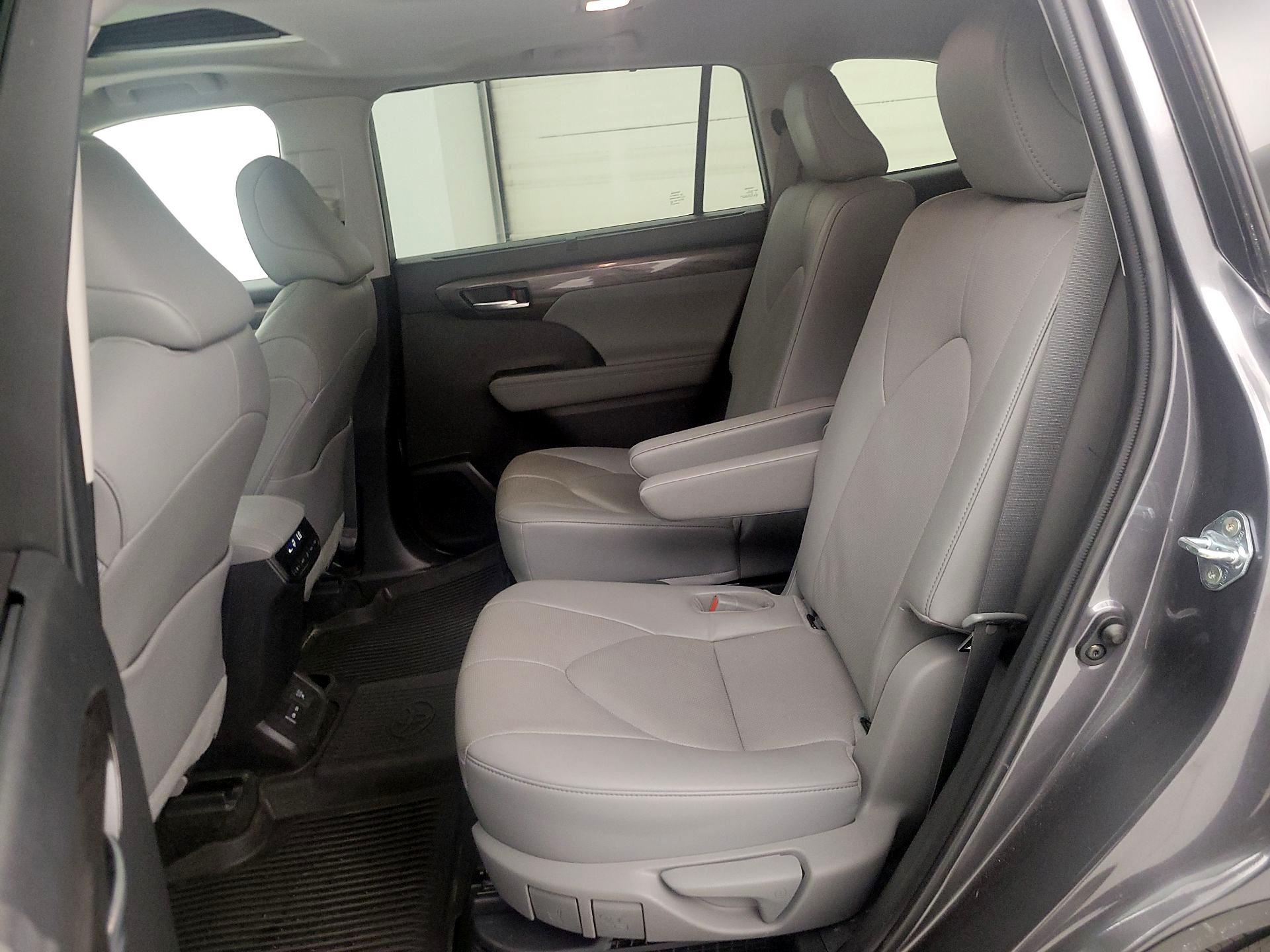 Thumbnail: 2023 Toyota Highlander - 20