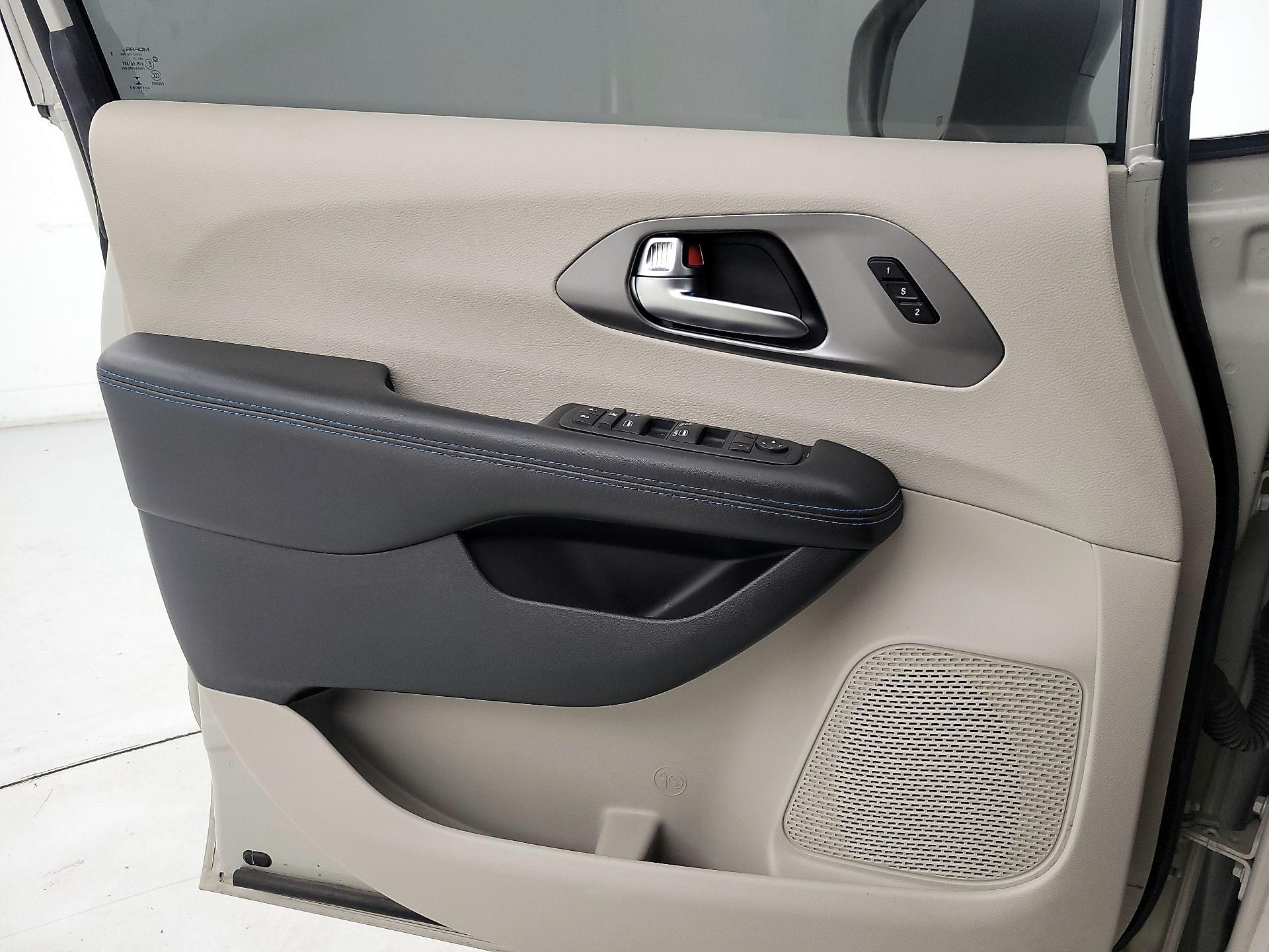 Thumbnail: 2021 Chrysler Pacifica - 12