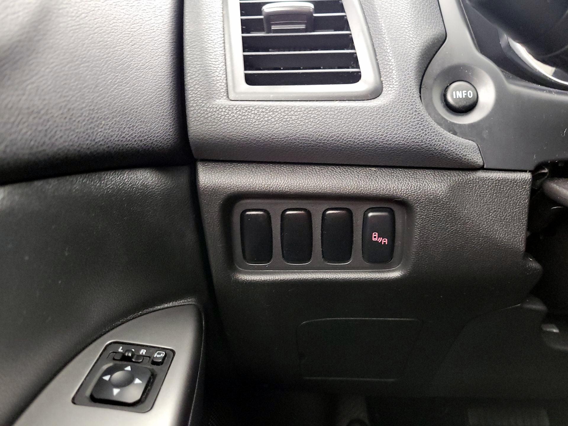 Thumbnail: 2019 Mitsubishi Outlander Sport - 13