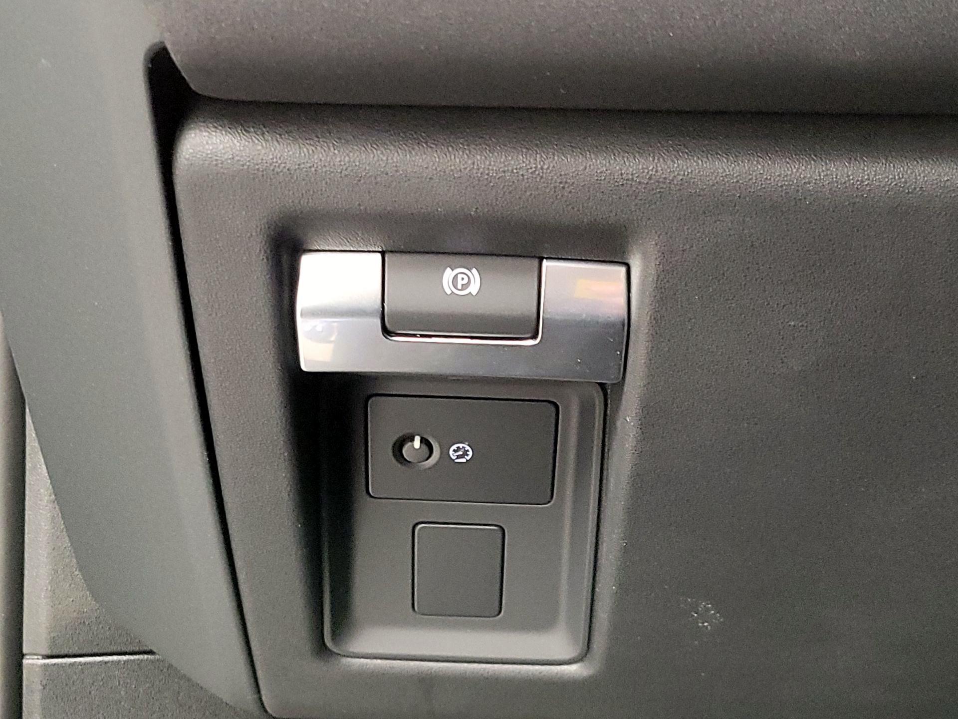 Thumbnail: 2023 Land Rover Defender - 13