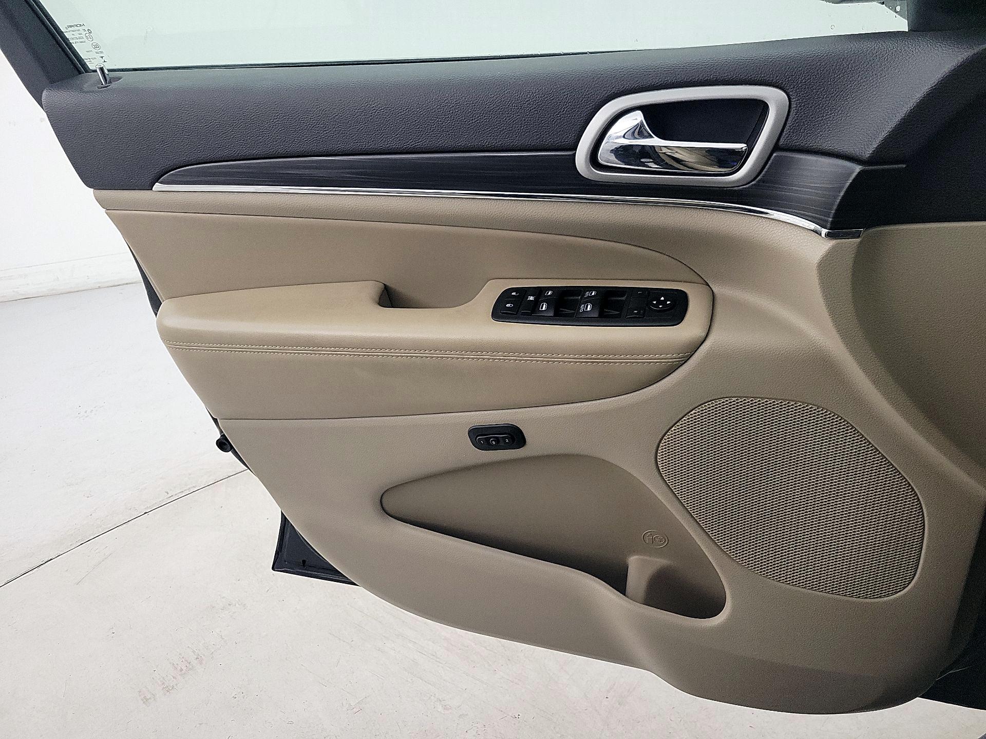 Thumbnail: 2020 Jeep Grand Cherokee - 12