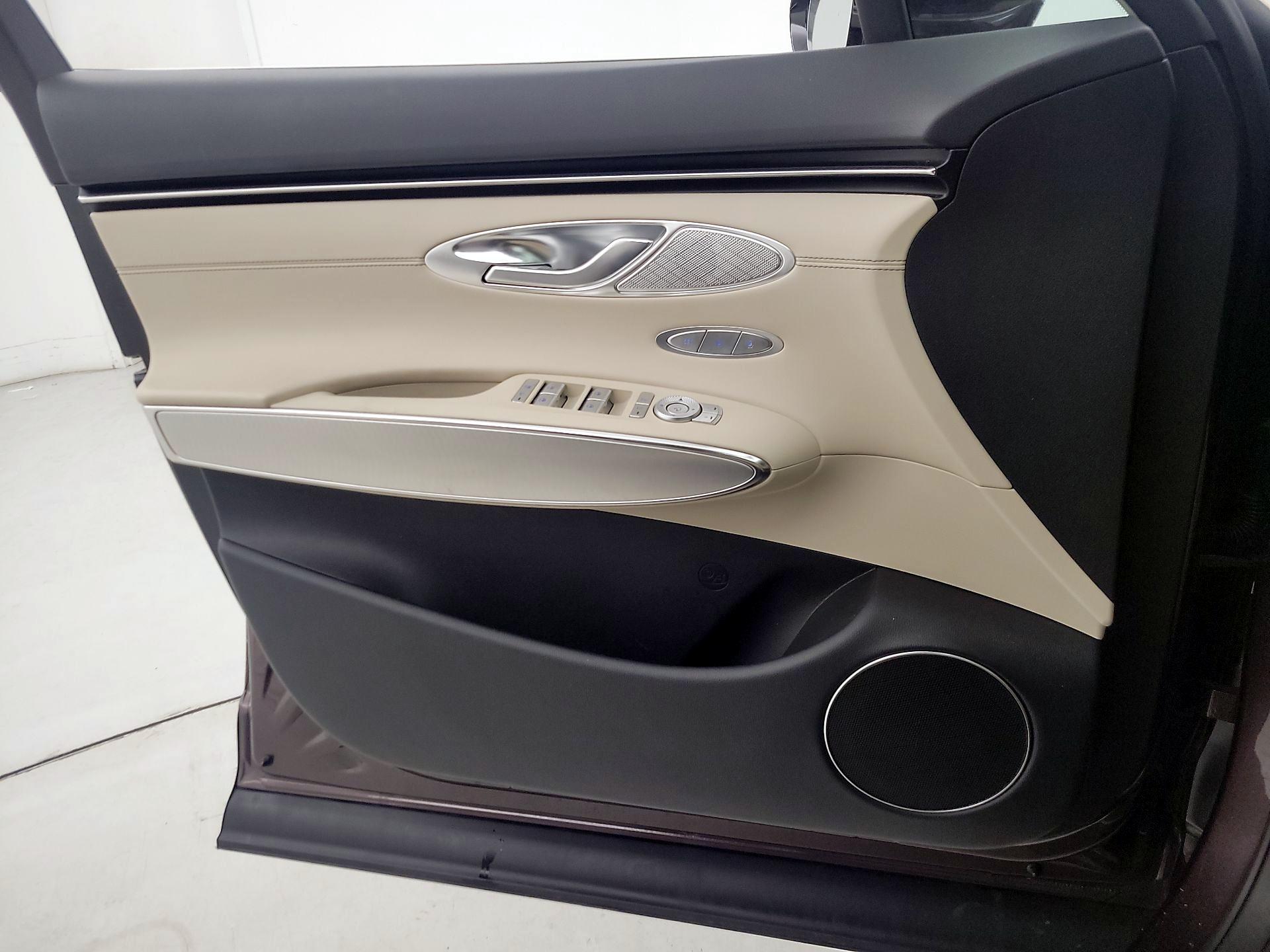 Thumbnail: 2023 Genesis GV70 - 12